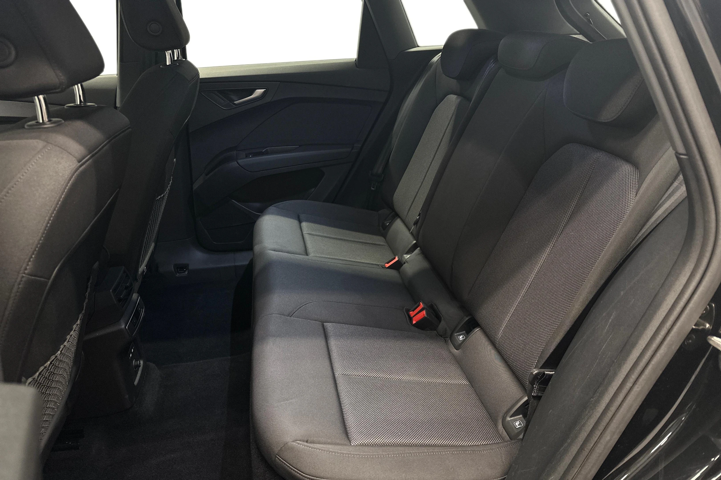musta Audi Q4 e-tron 2024 kuva 8.