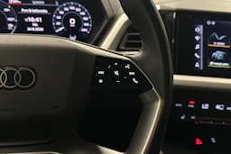 musta Audi Q4 e-tron 2024 kuva 12.