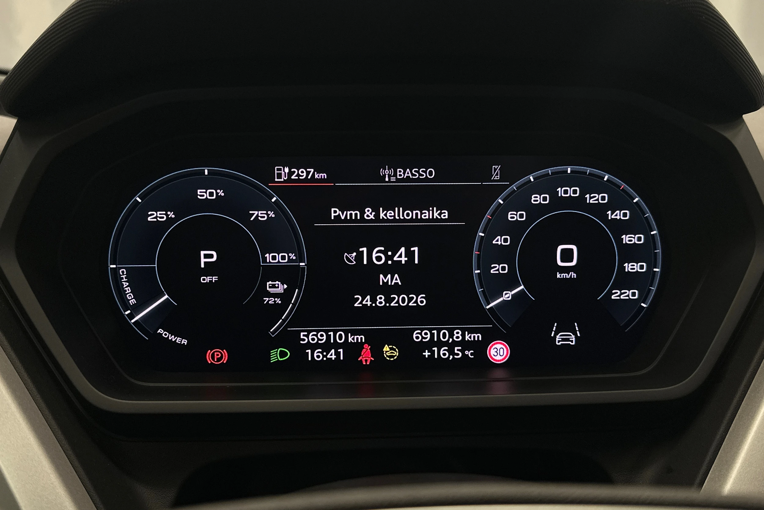 musta Audi Q4 e-tron 2024 kuva 13.