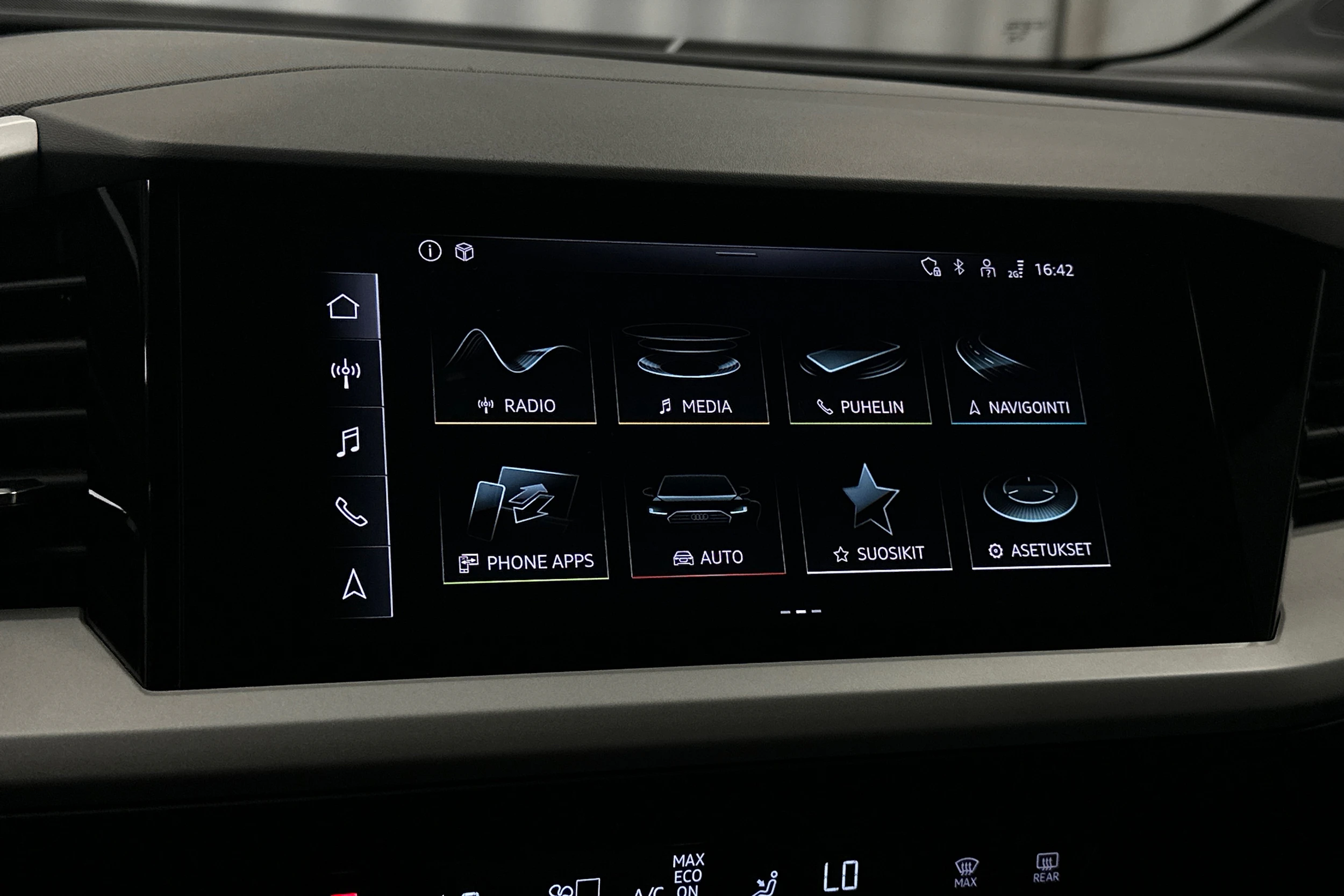 musta Audi Q4 e-tron 2024 kuva 16.