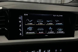 musta Audi Q4 e-tron 2024 kuva 16.