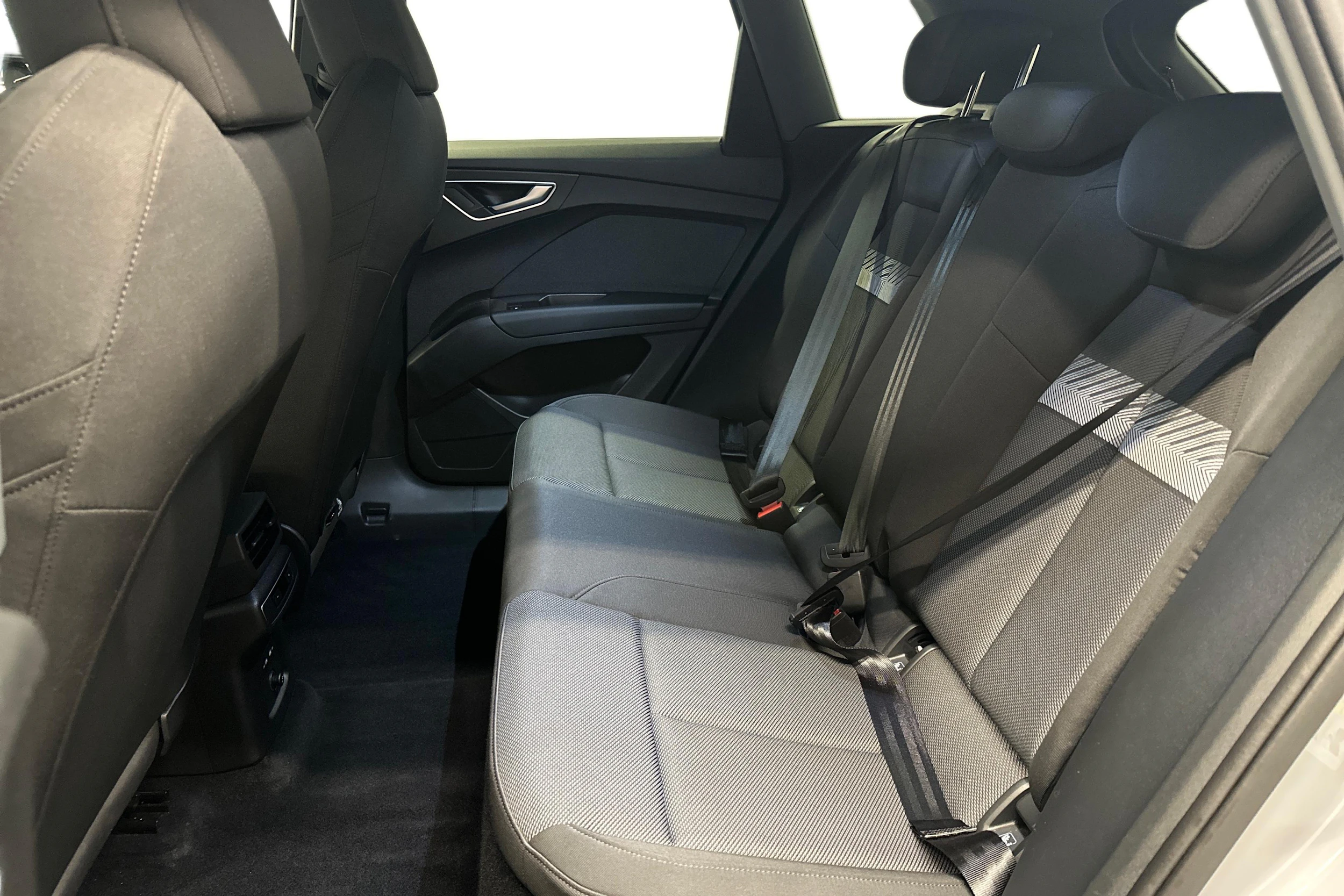 harmaa Audi Q4 e-tron 2024 kuva 8.