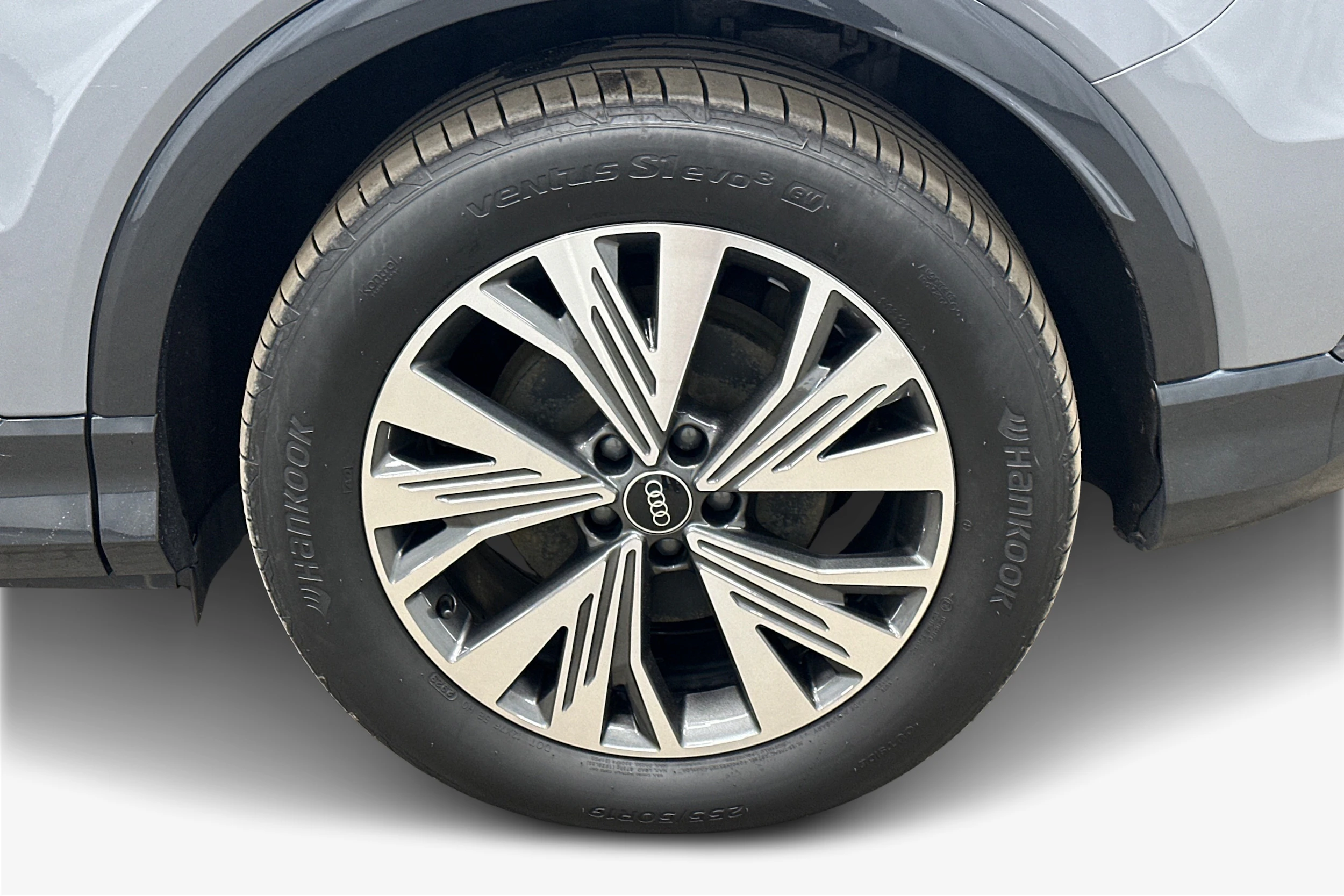 harmaa Audi Q4 e-tron 2024 kuva 9.