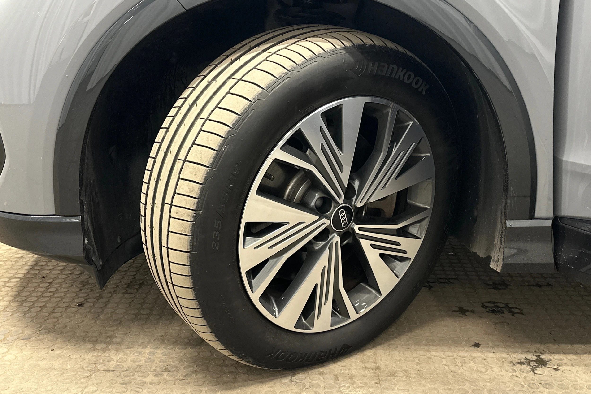 harmaa Audi Q4 e-tron 2024 kuva 10.