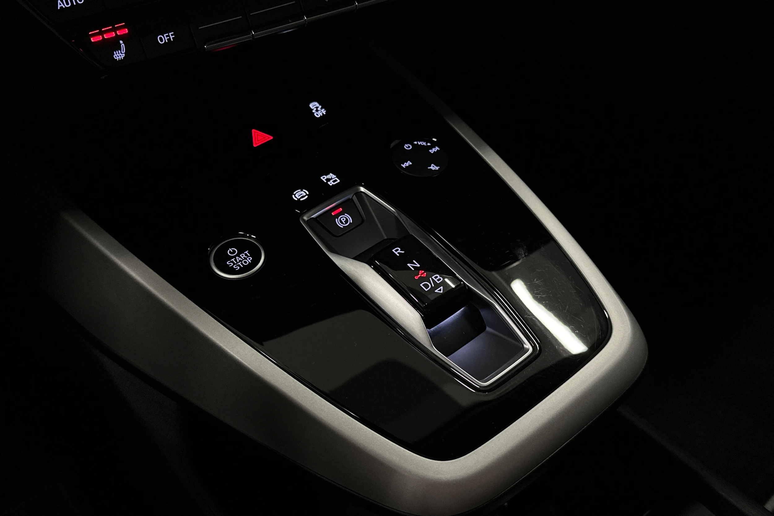 harmaa Audi Q4 e-tron 2024 kuva 28.