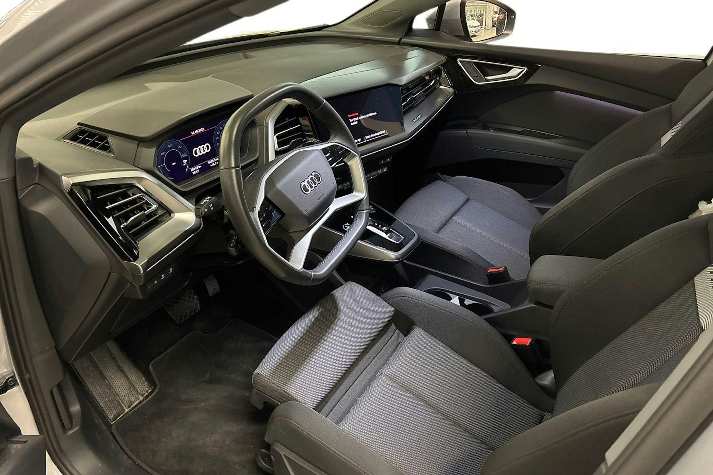harmaa Audi Q4 e-tron 2024 kuva 3.