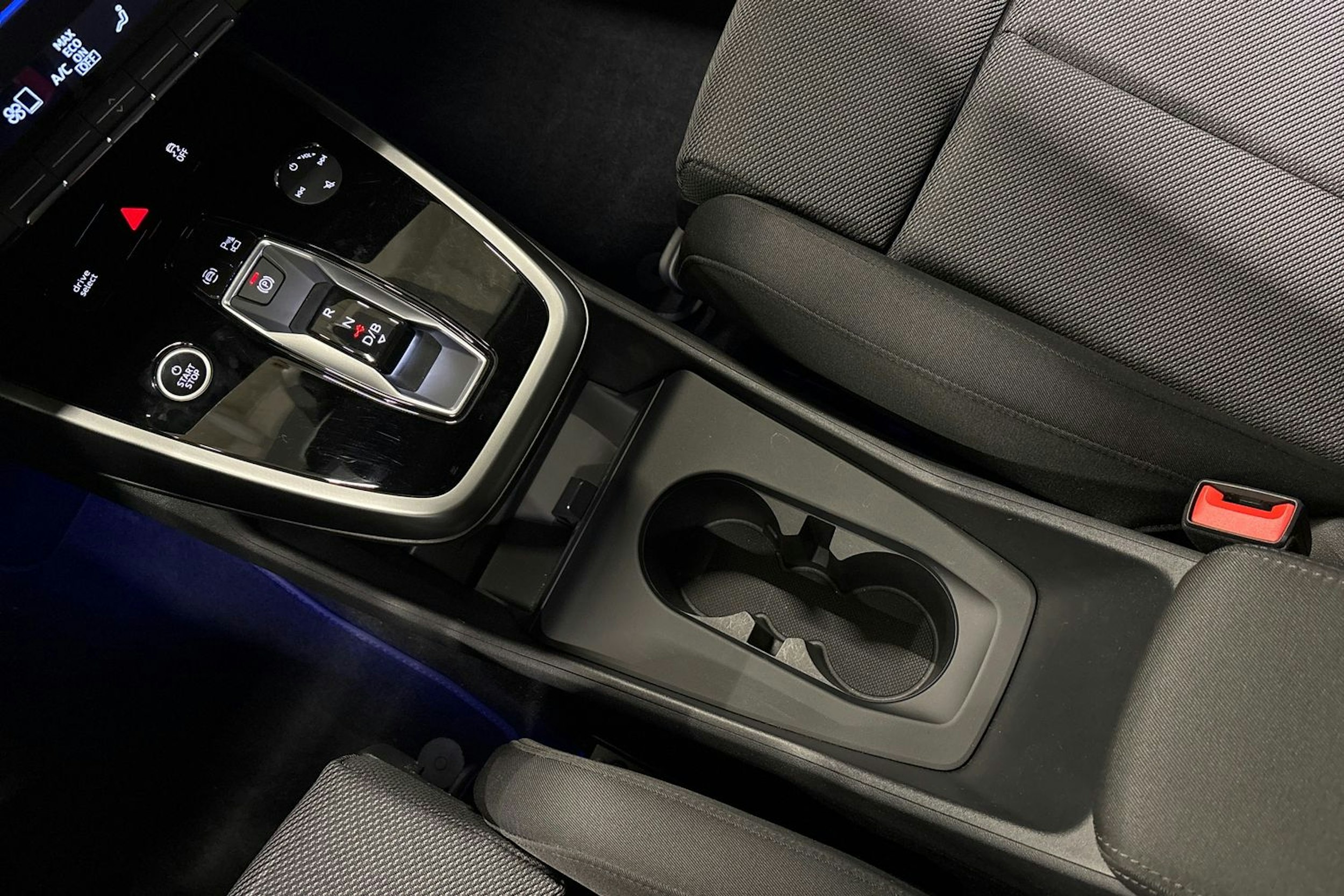 harmaa Audi Q4 e-tron 2024 kuva 30.