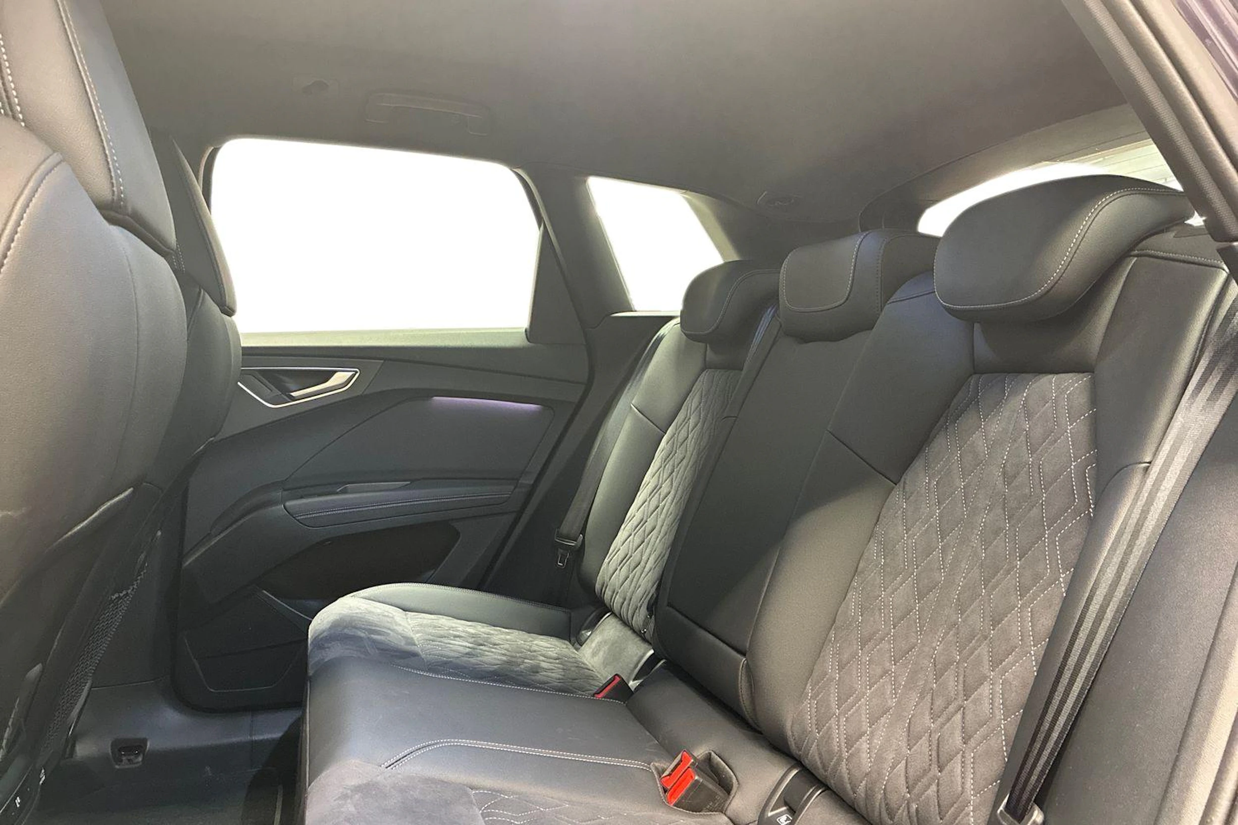 Violetti Audi Q4 e-tron 2024 kuva 8.