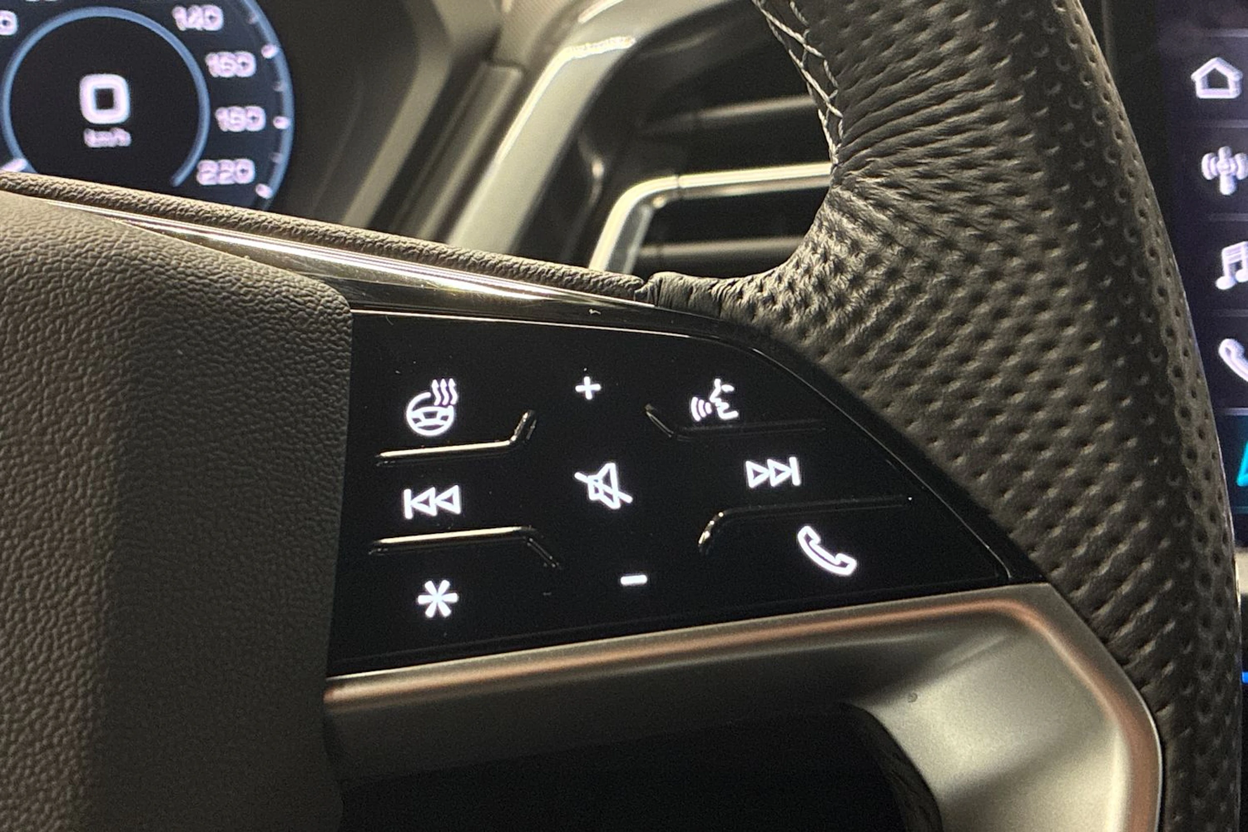 Violetti Audi Q4 e-tron 2024 kuva 15.