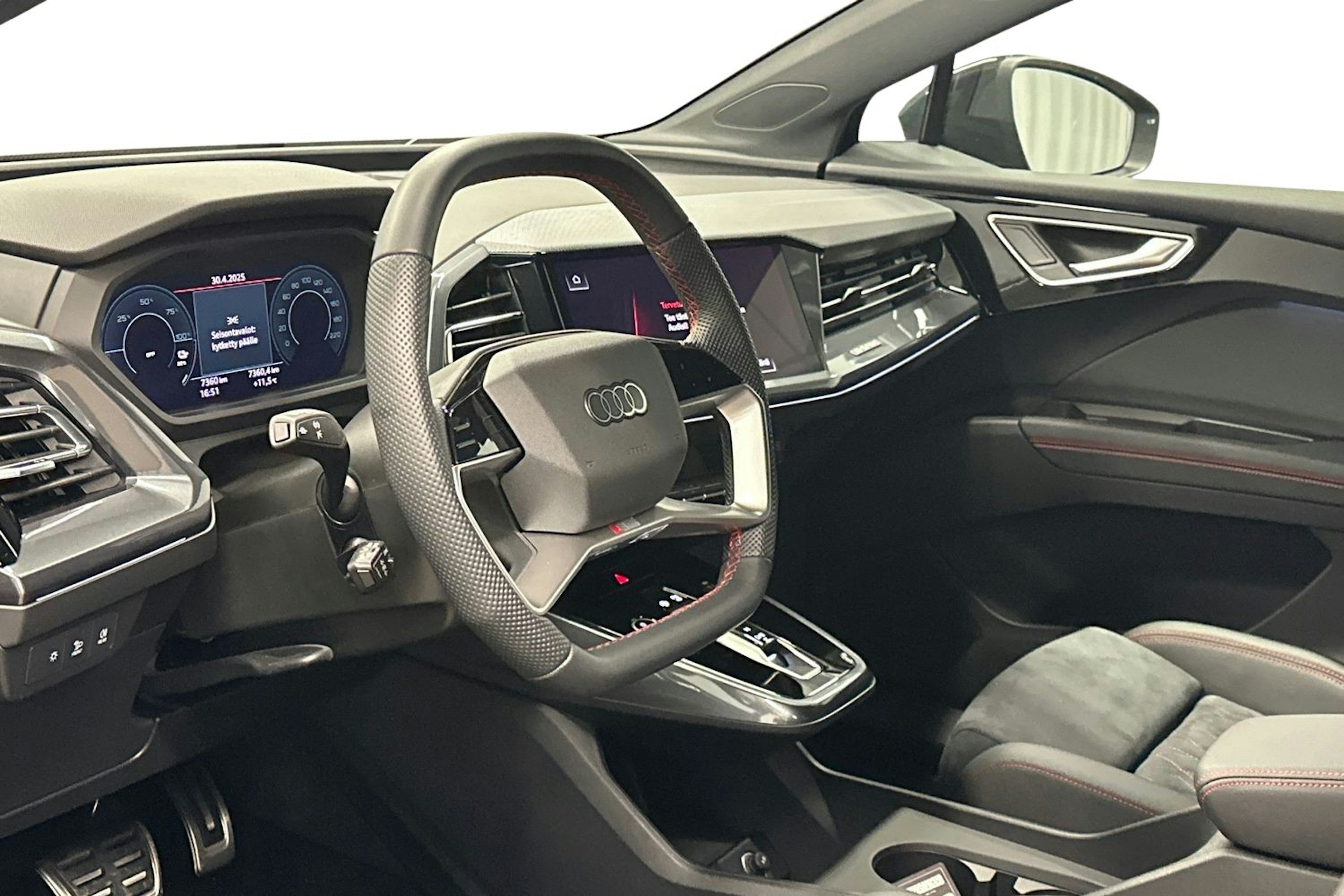 musta Audi Q4 e-tron 2024 kuva 6.