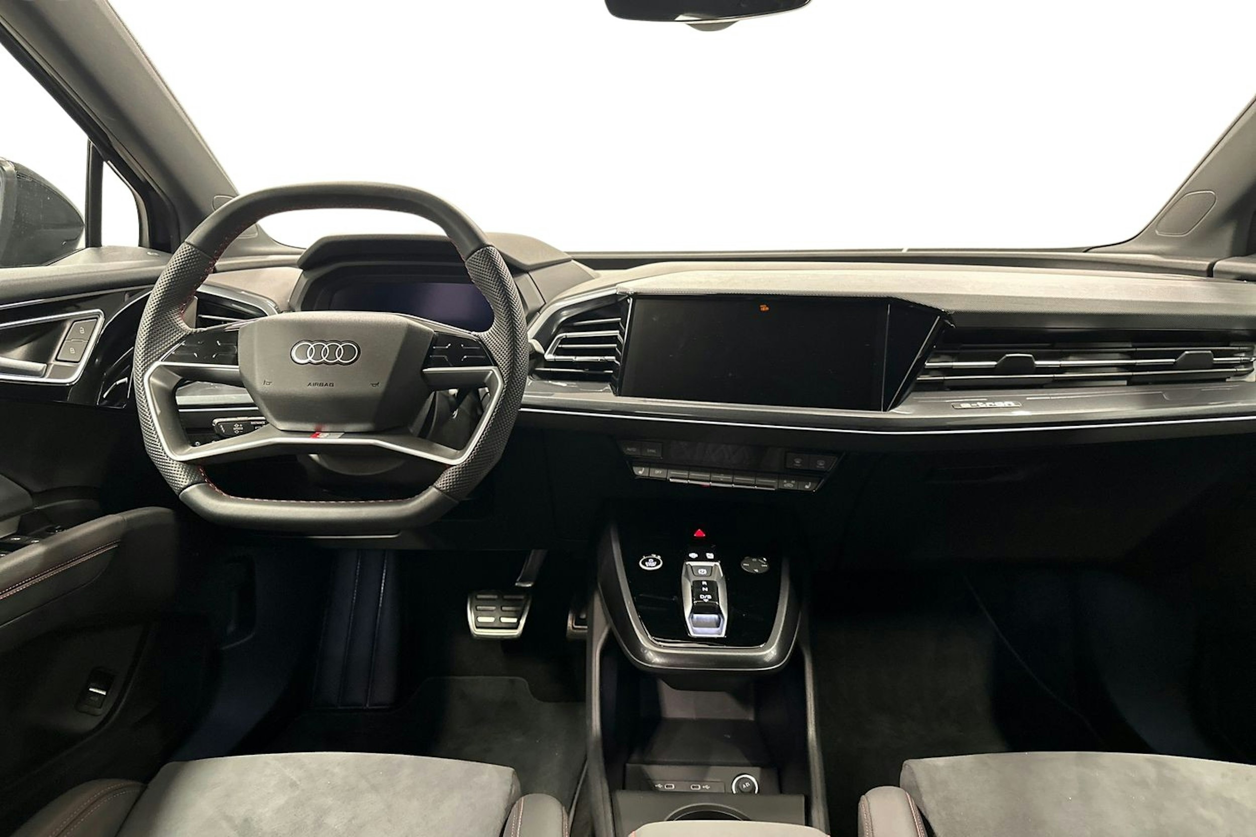 musta Audi Q4 e-tron 2024 kuva 7.
