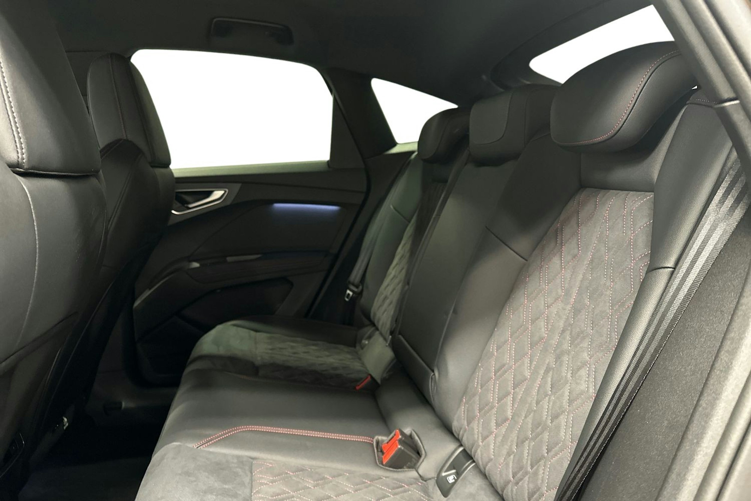 musta Audi Q4 e-tron 2024 kuva 8.