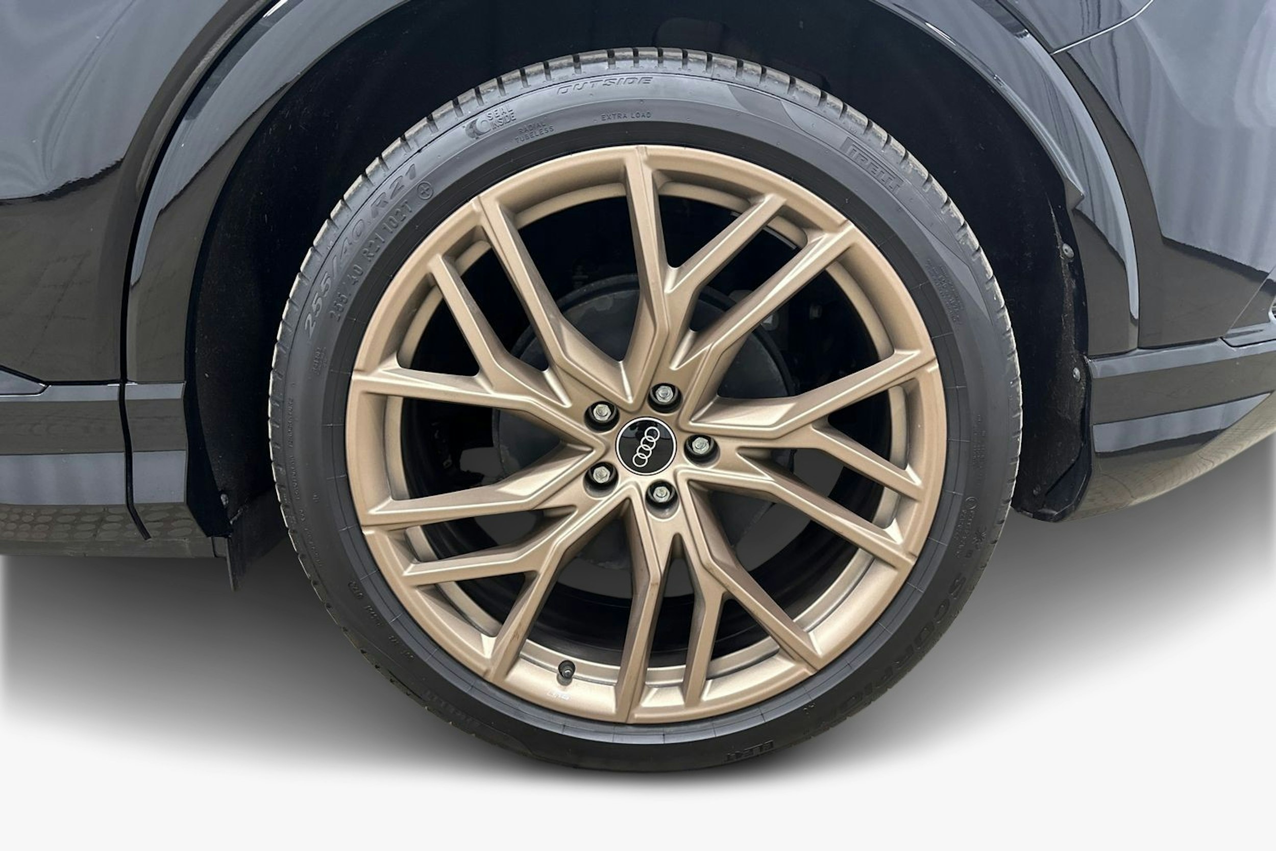 musta Audi Q4 e-tron 2024 kuva 9.