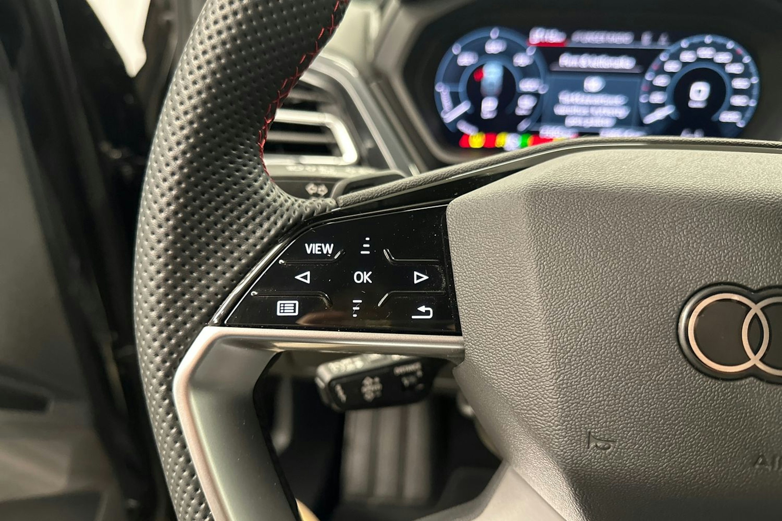 musta Audi Q4 e-tron 2024 kuva 11.