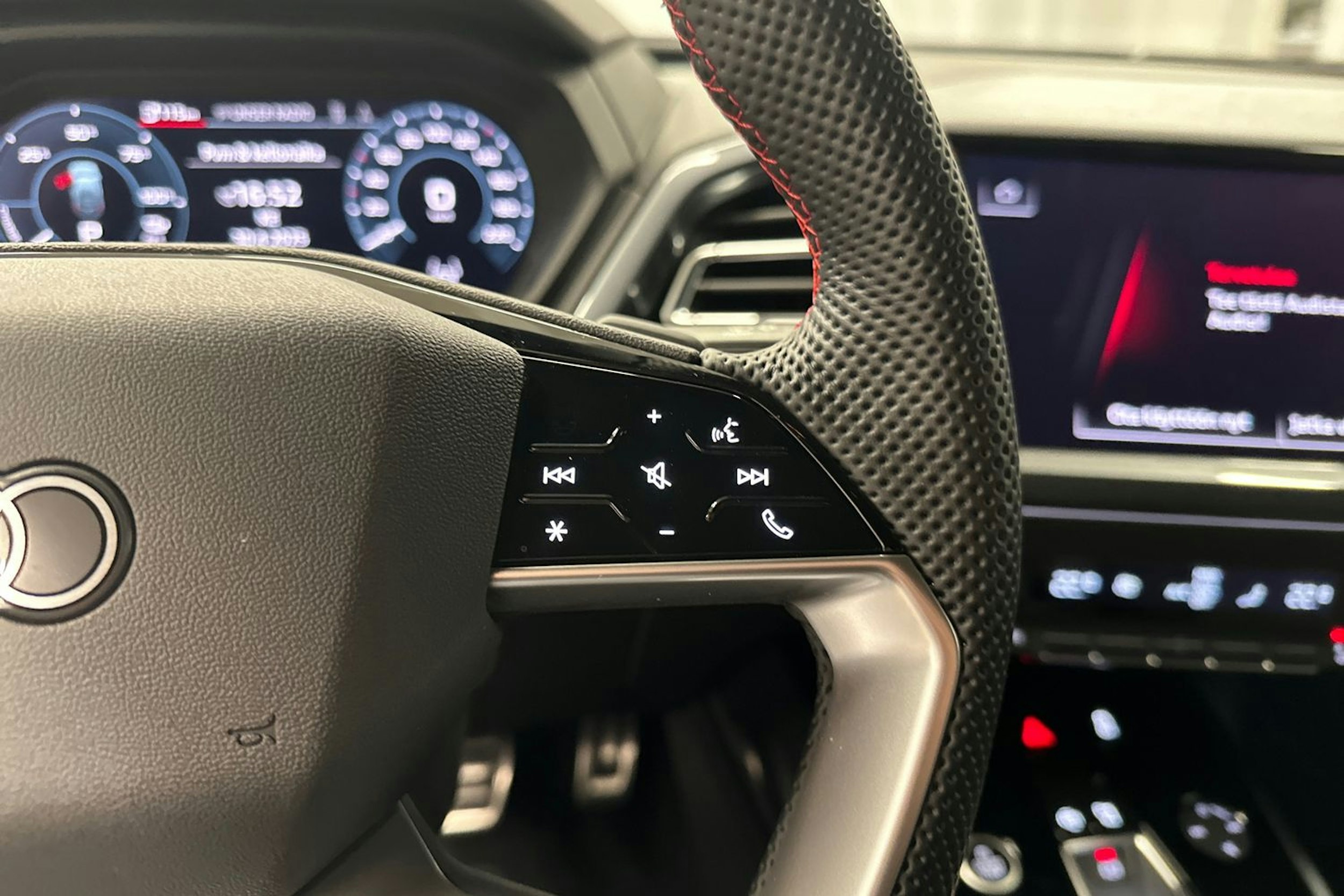musta Audi Q4 e-tron 2024 kuva 12.