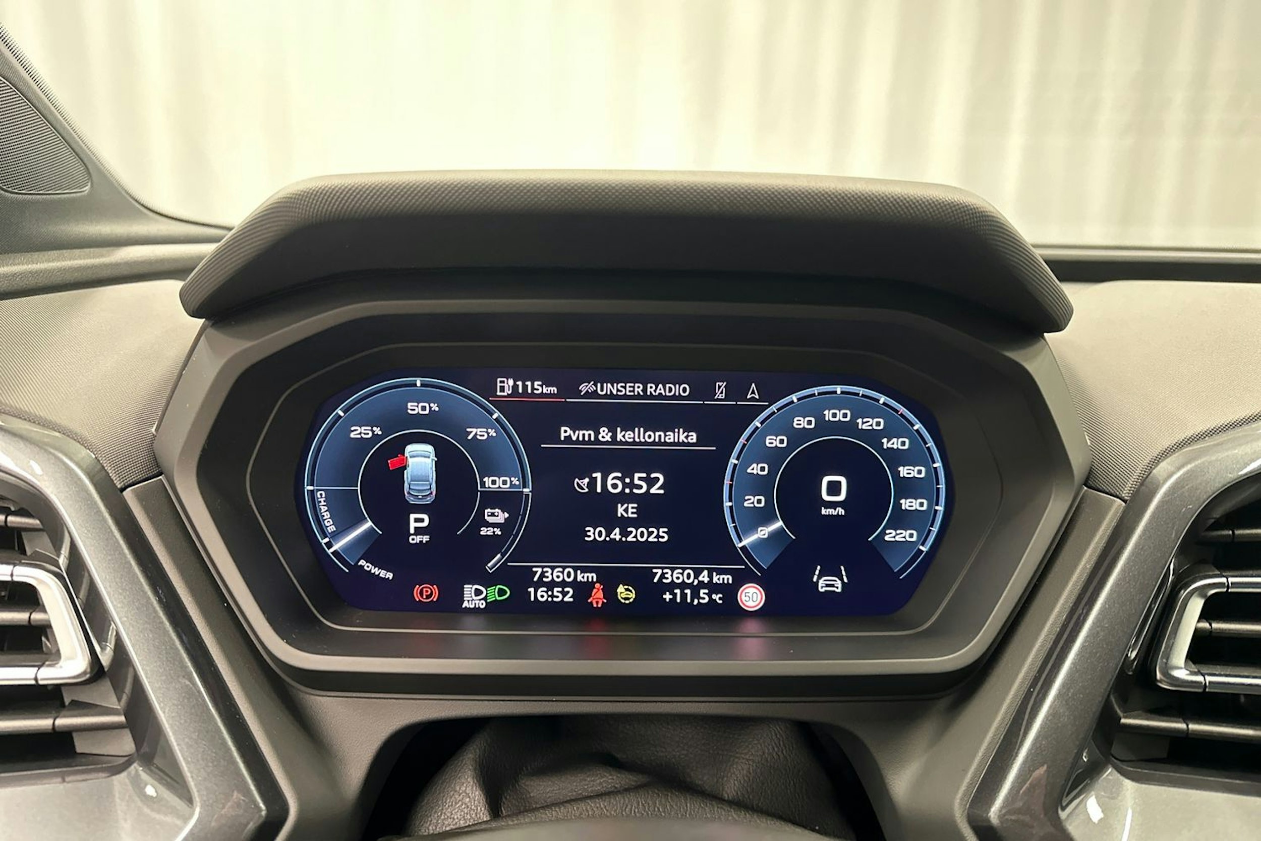 musta Audi Q4 e-tron 2024 kuva 13.