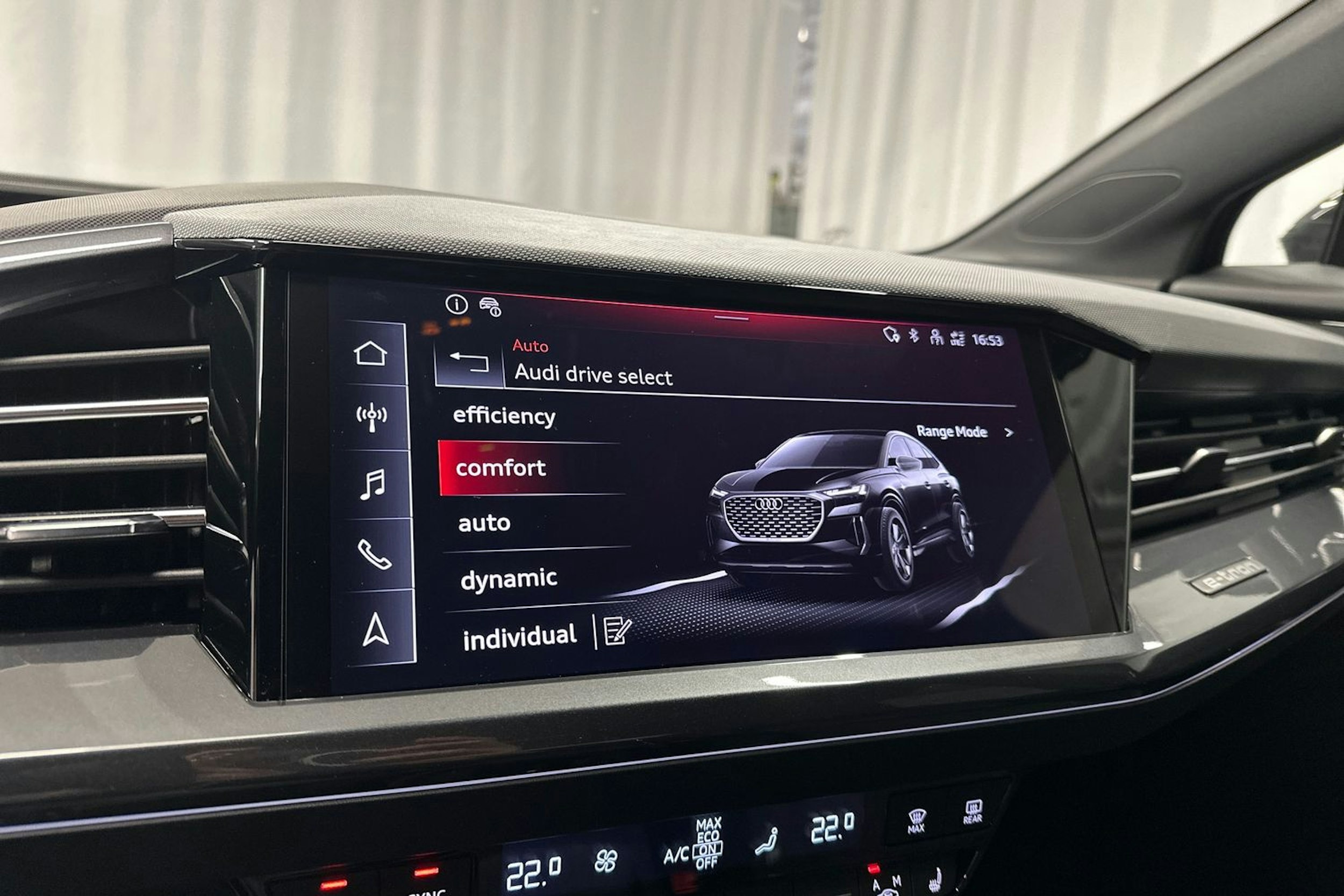 musta Audi Q4 e-tron 2024 kuva 18.