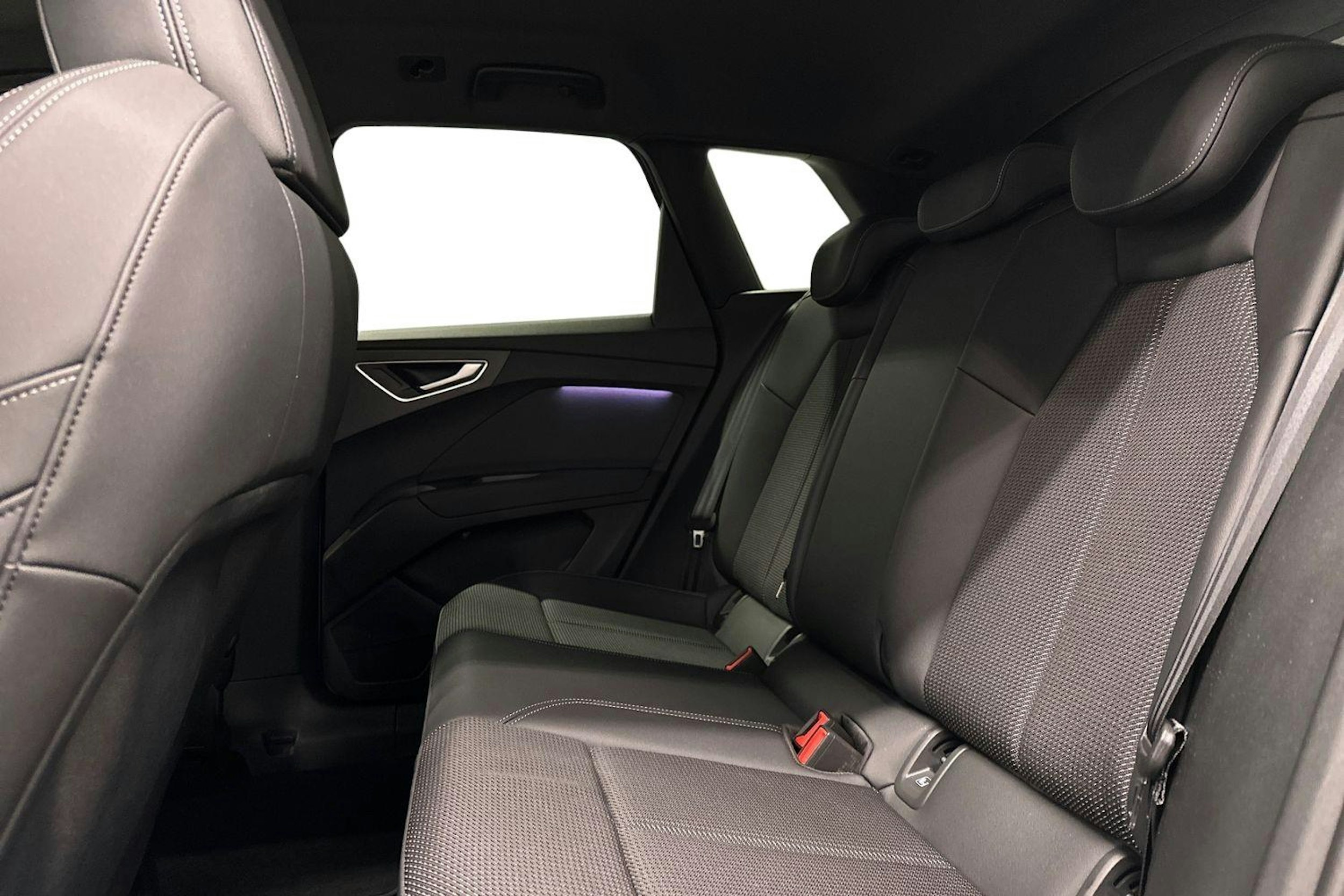 sininen Audi Q4 e-tron 2024 kuva 8.