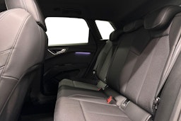 sininen Audi Q4 e-tron 2024 kuva 8.
