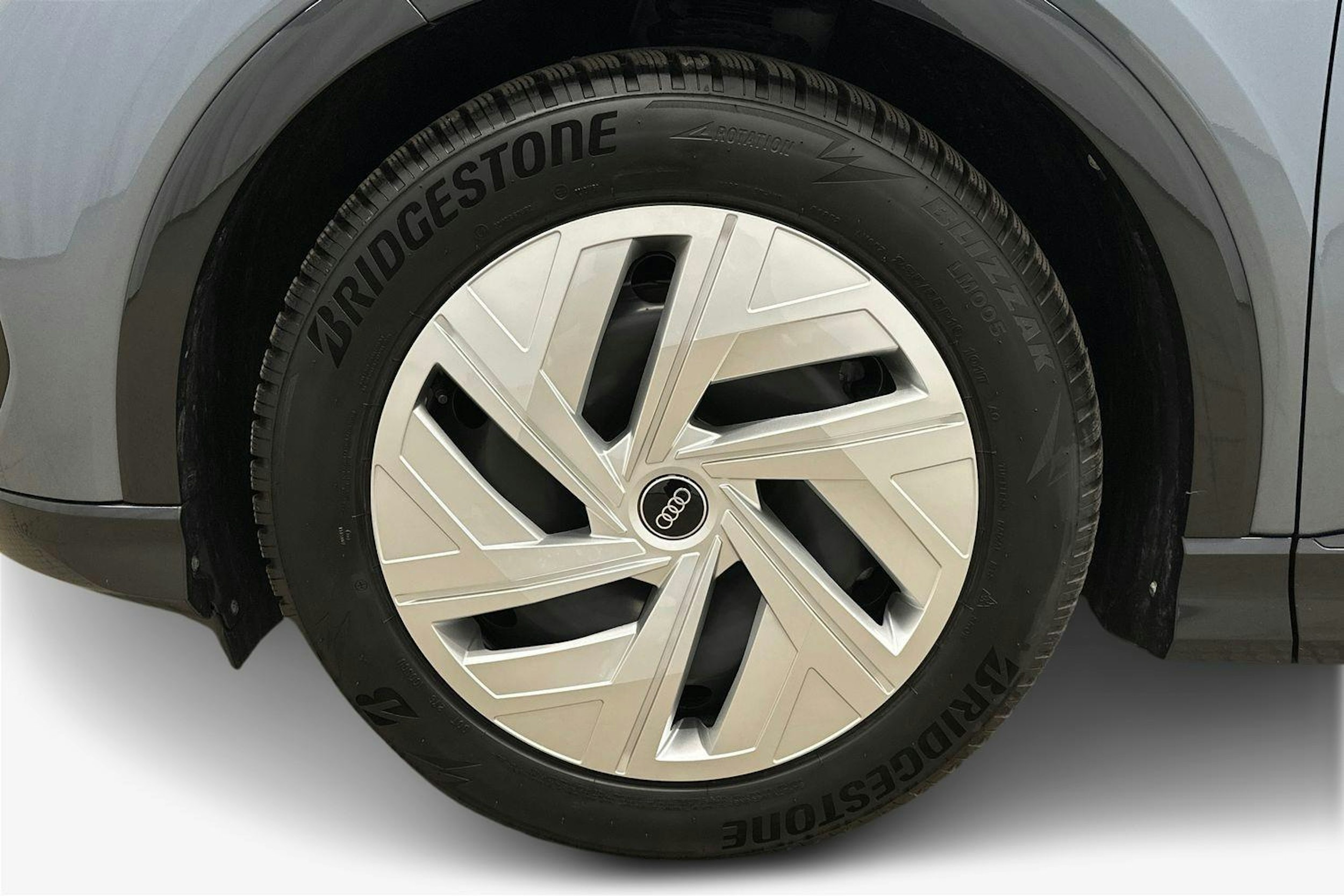 sininen Audi Q4 e-tron 2024 kuva 9.