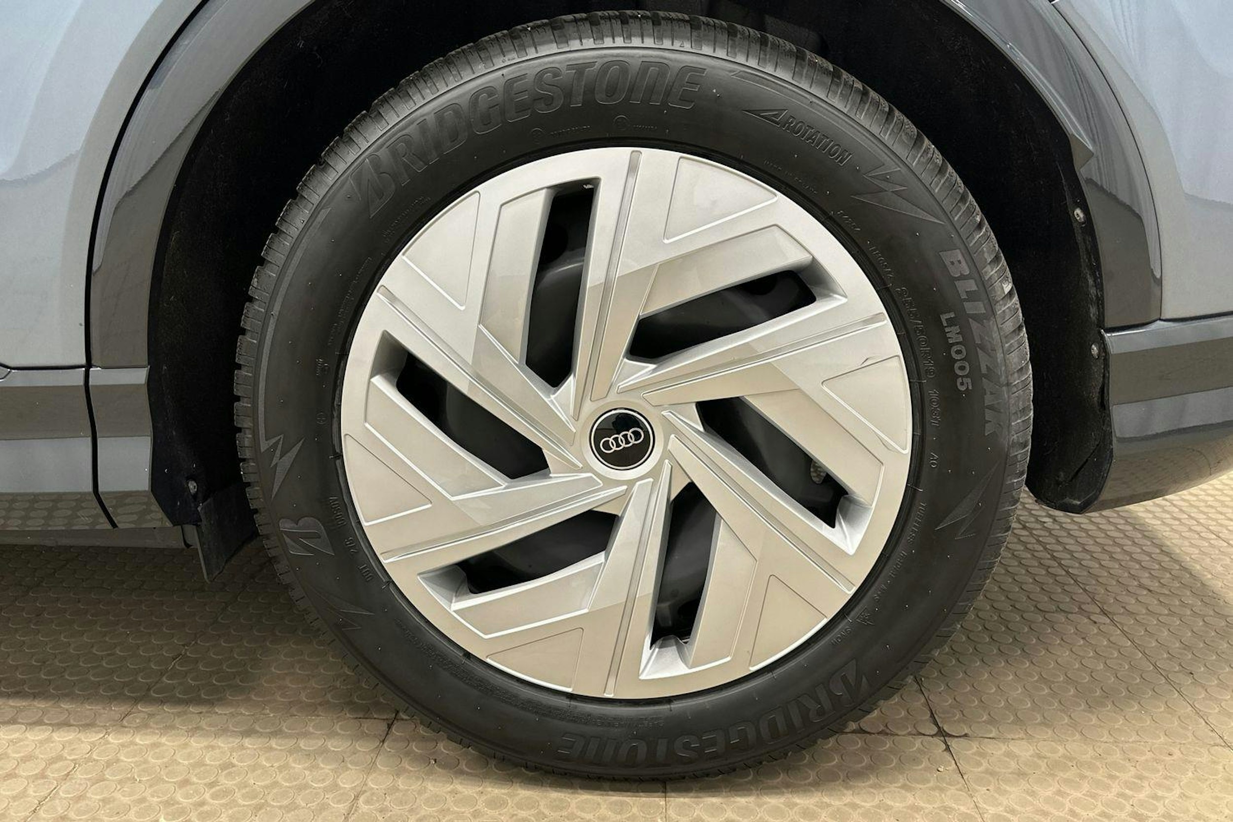 sininen Audi Q4 e-tron 2024 kuva 10.