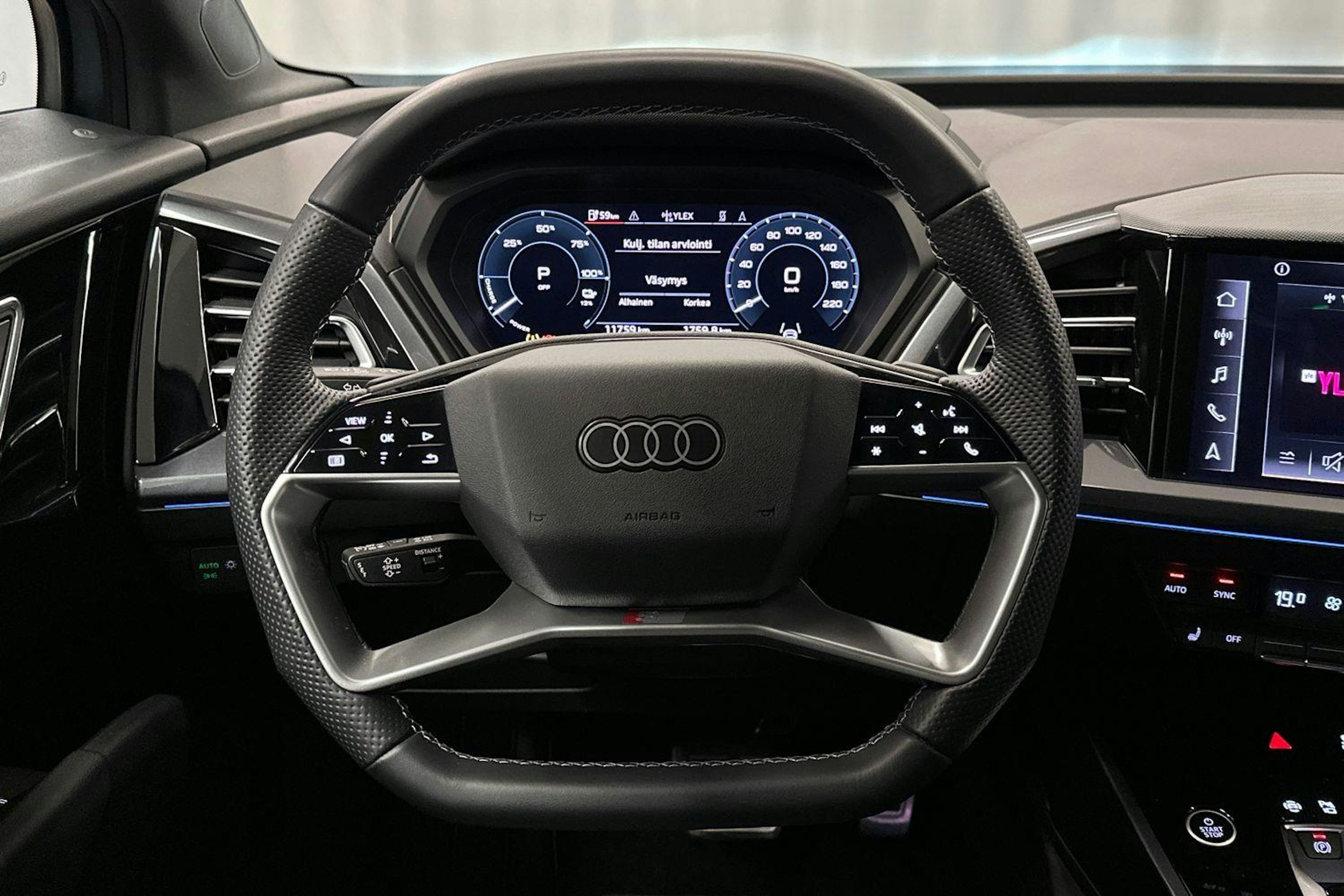 sininen Audi Q4 e-tron 2024 kuva 11.