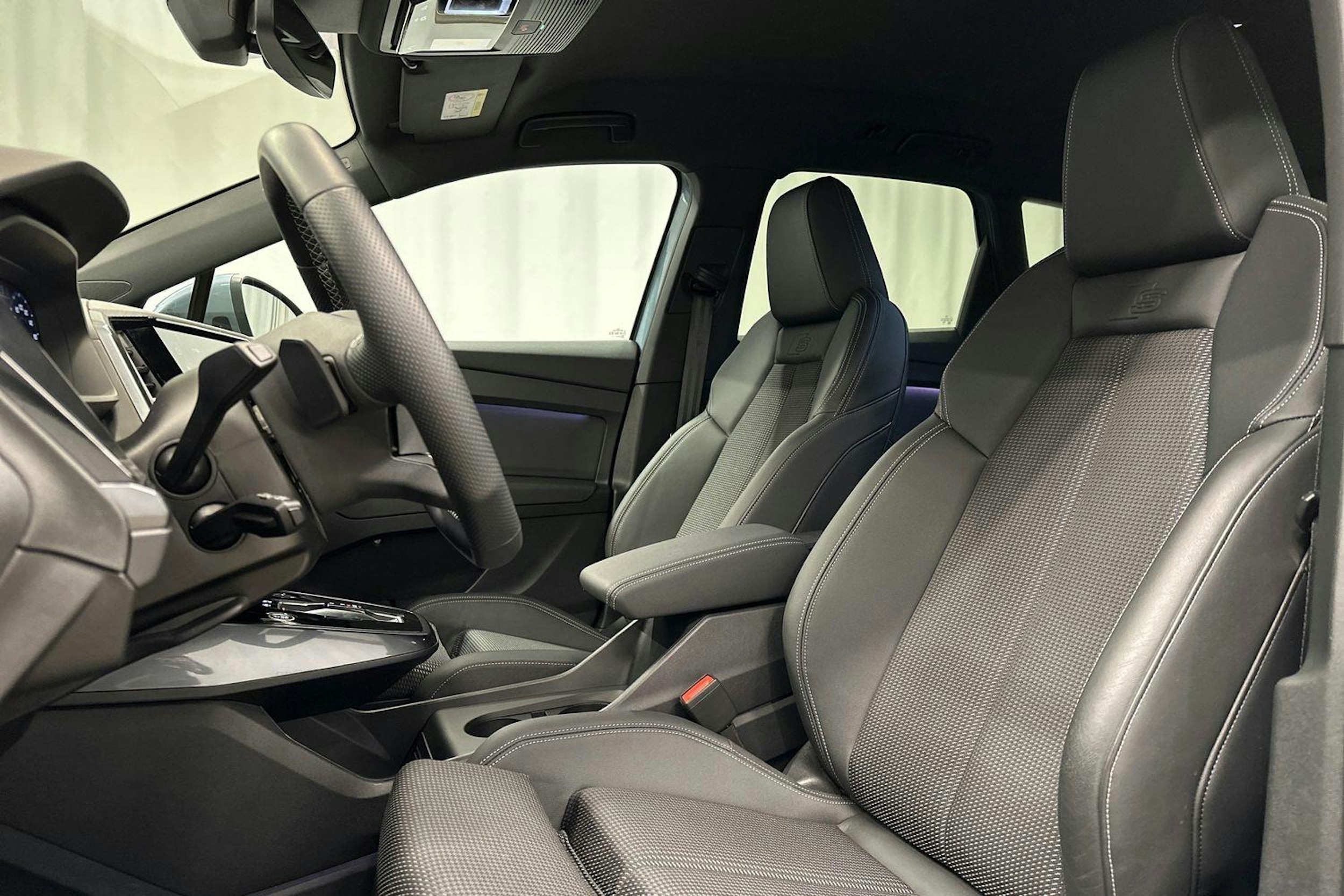 sininen Audi Q4 e-tron 2024 kuva 12.