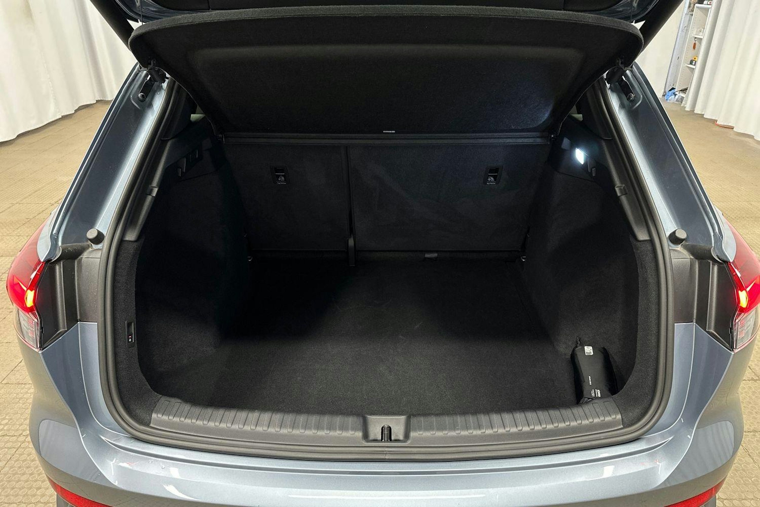 sininen Audi Q4 e-tron 2024 kuva 13.