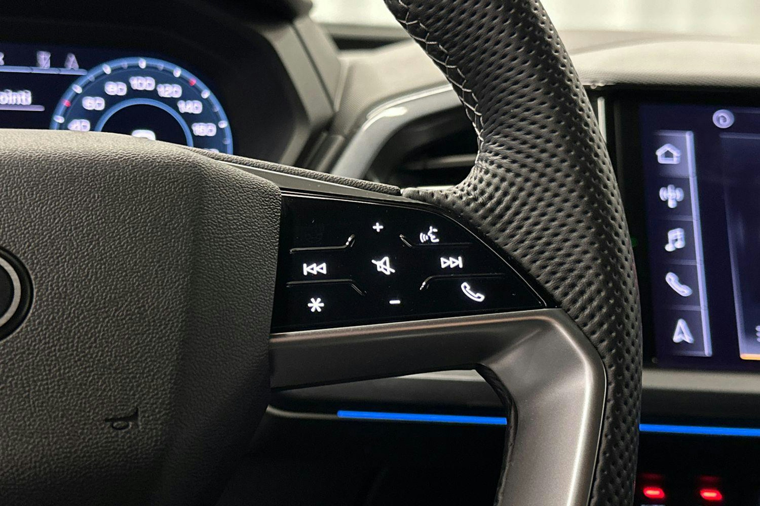 sininen Audi Q4 e-tron 2024 kuva 17.