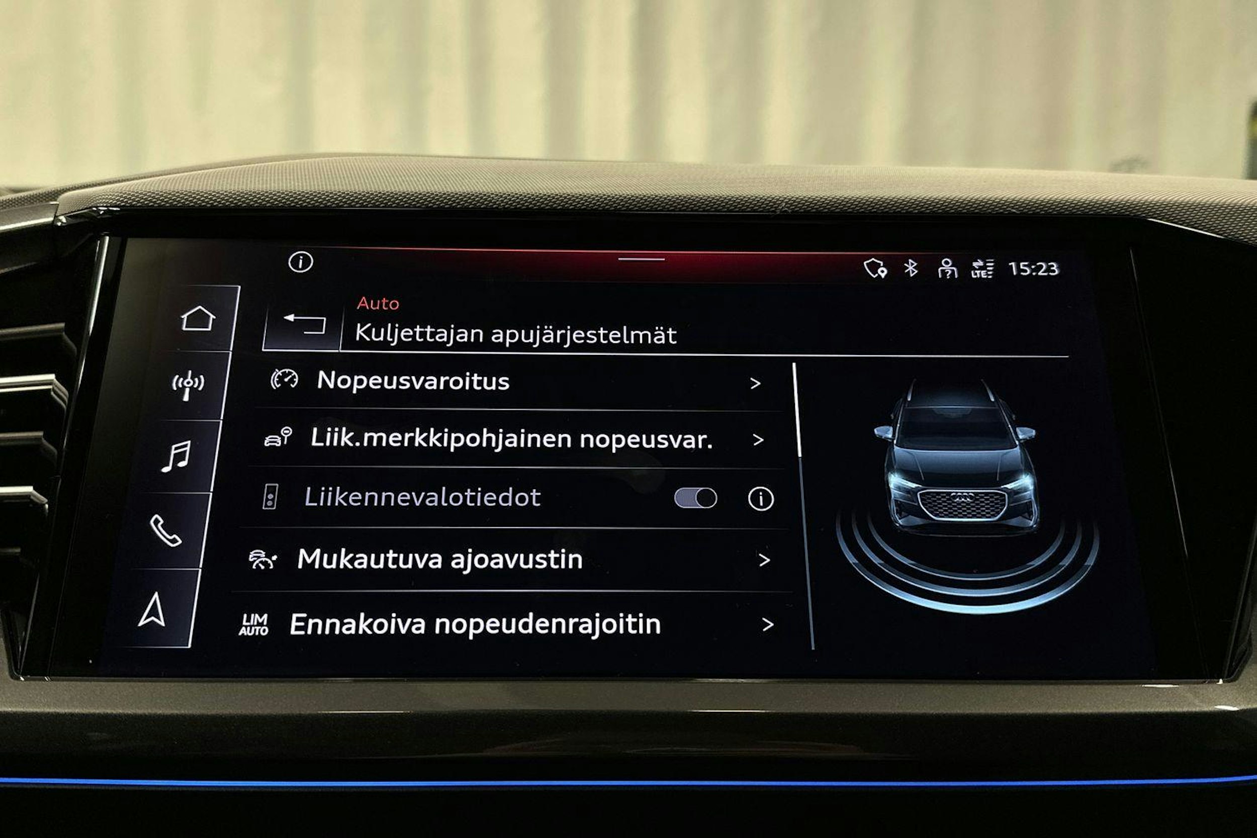 sininen Audi Q4 e-tron 2024 kuva 25.