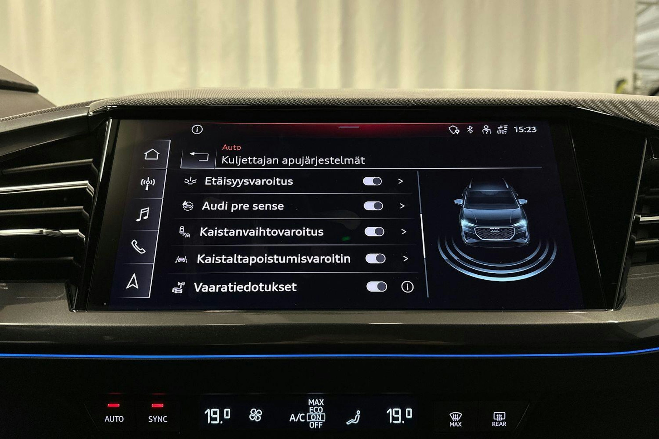 sininen Audi Q4 e-tron 2024 kuva 26.