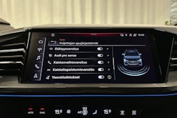 sininen Audi Q4 e-tron 2024 kuva 26.
