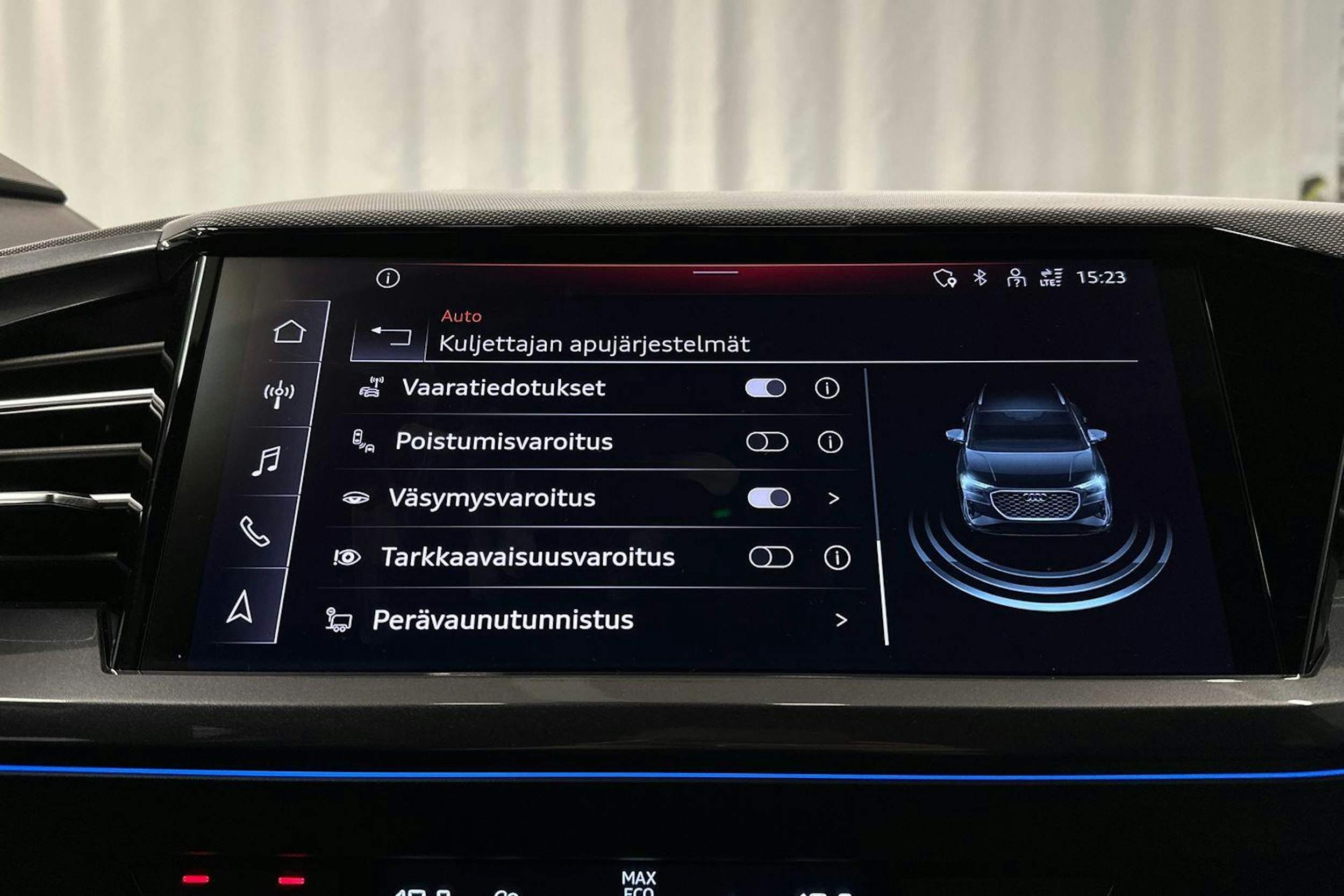 sininen Audi Q4 e-tron 2024 kuva 27.