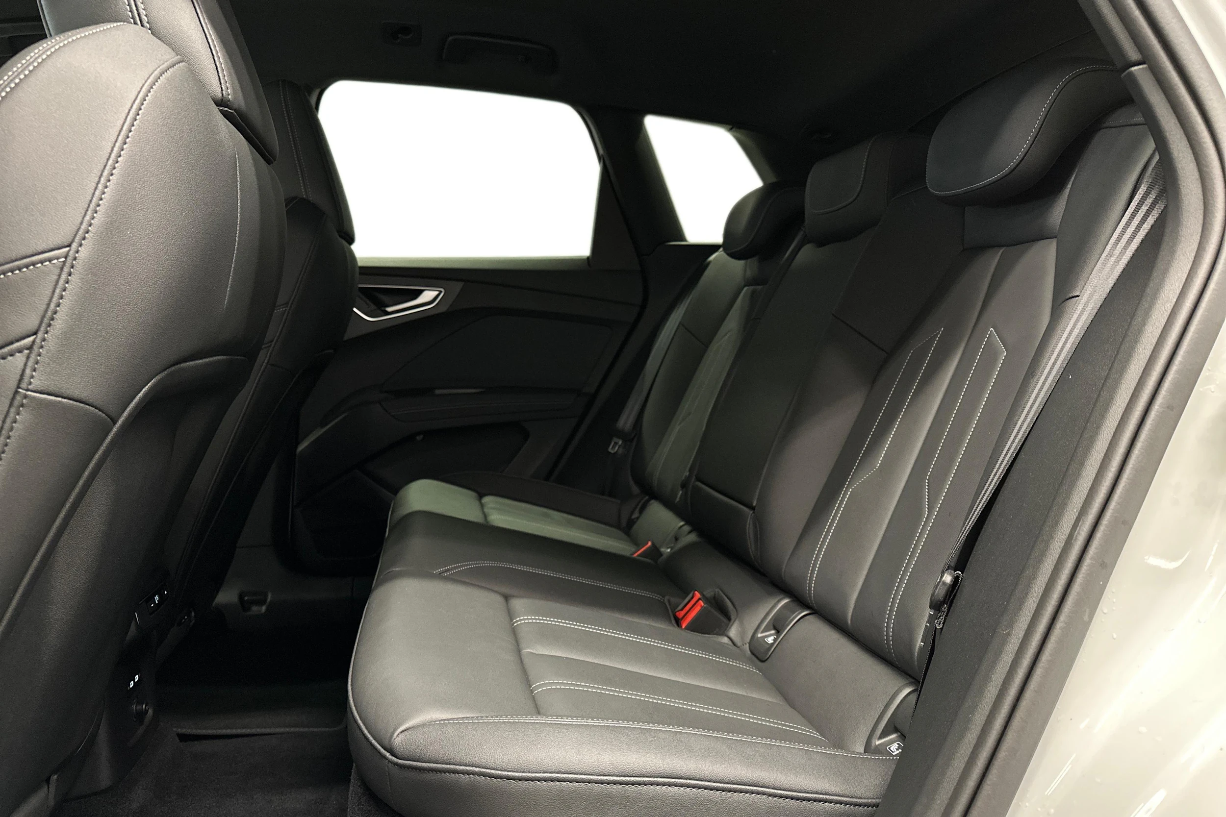 valkoinen Audi Q4 e-tron 2024 kuva 8.