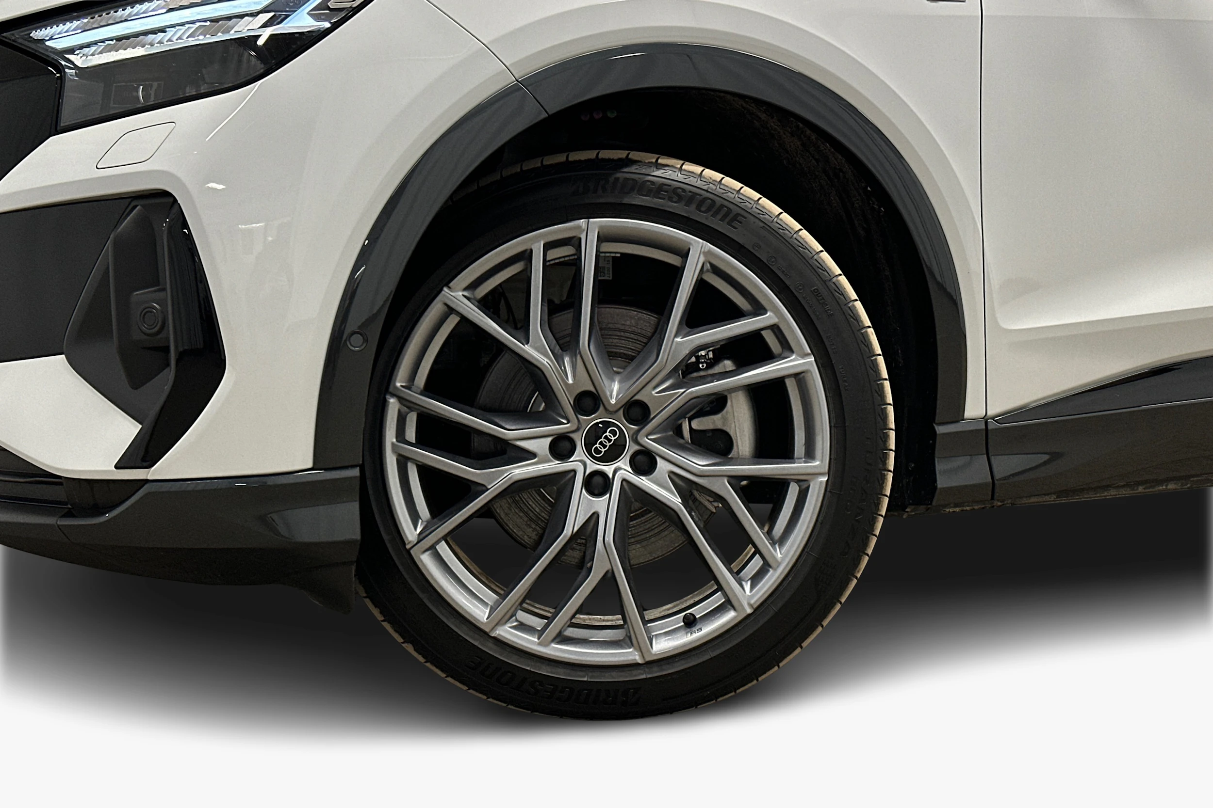 valkoinen Audi Q4 e-tron 2024 kuva 9.