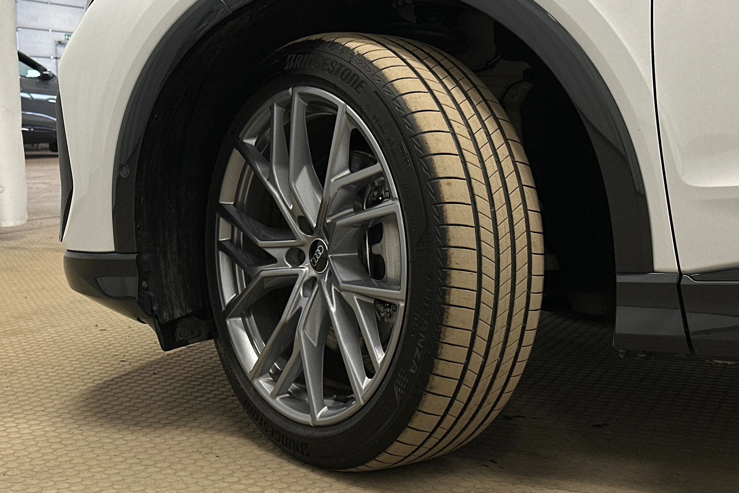 valkoinen Audi Q4 e-tron 2024 kuva 10.