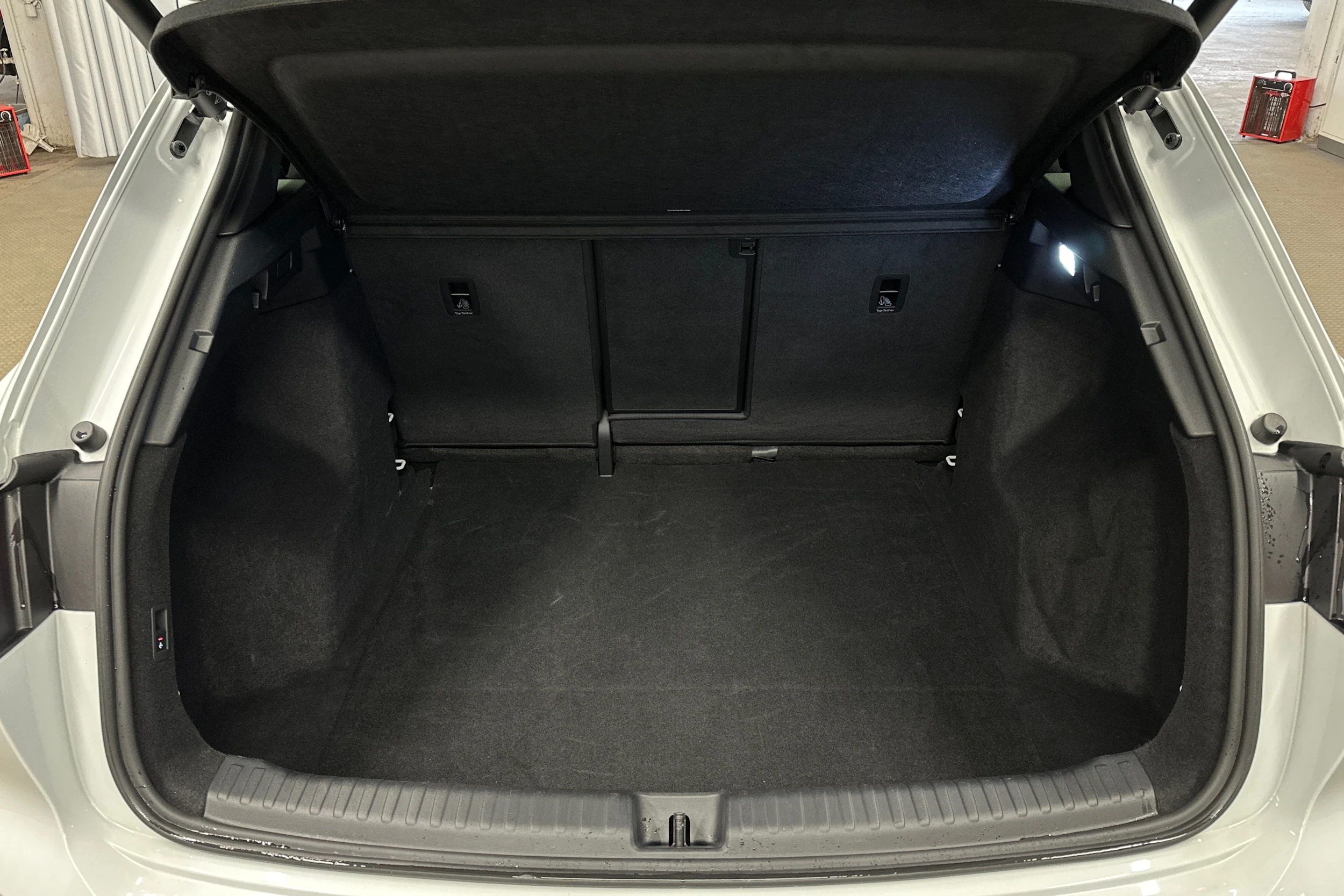 valkoinen Audi Q4 e-tron 2024 kuva 11.