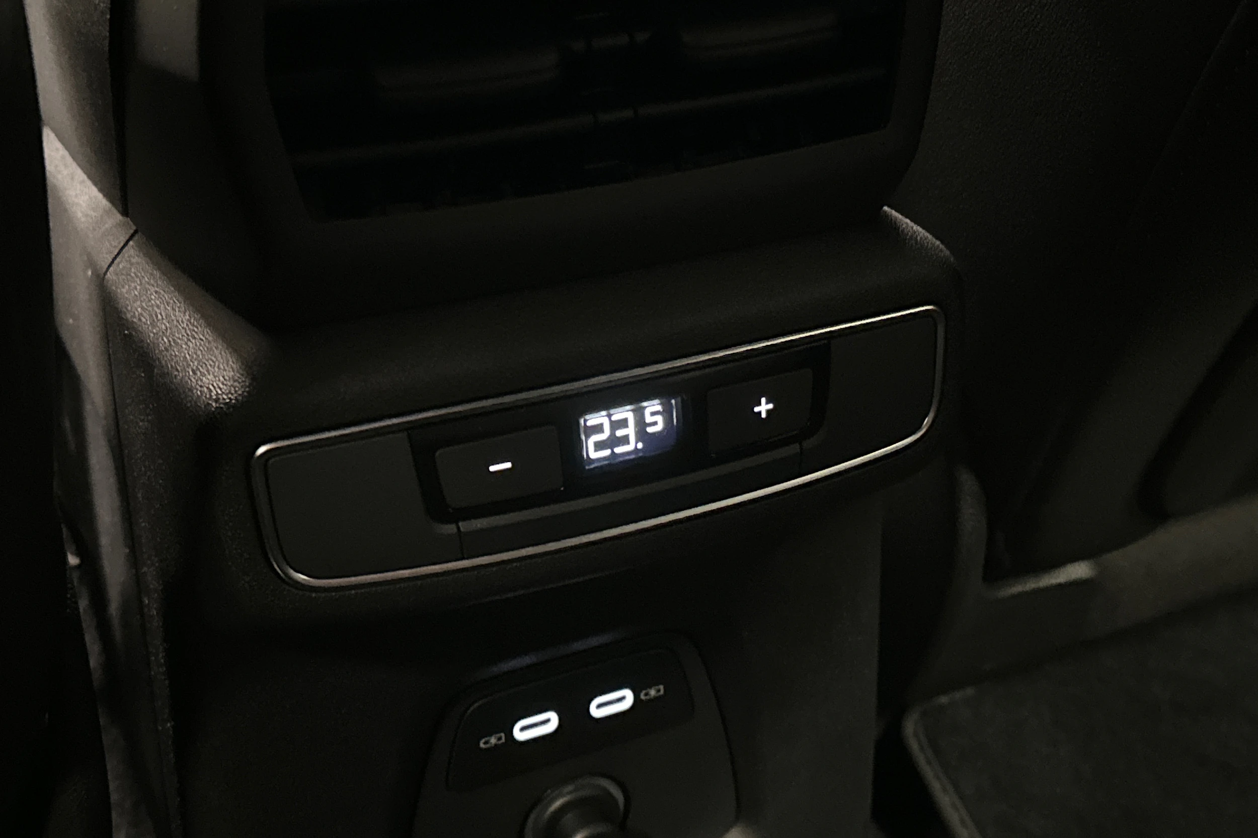 valkoinen Audi Q4 e-tron 2024 kuva 14.