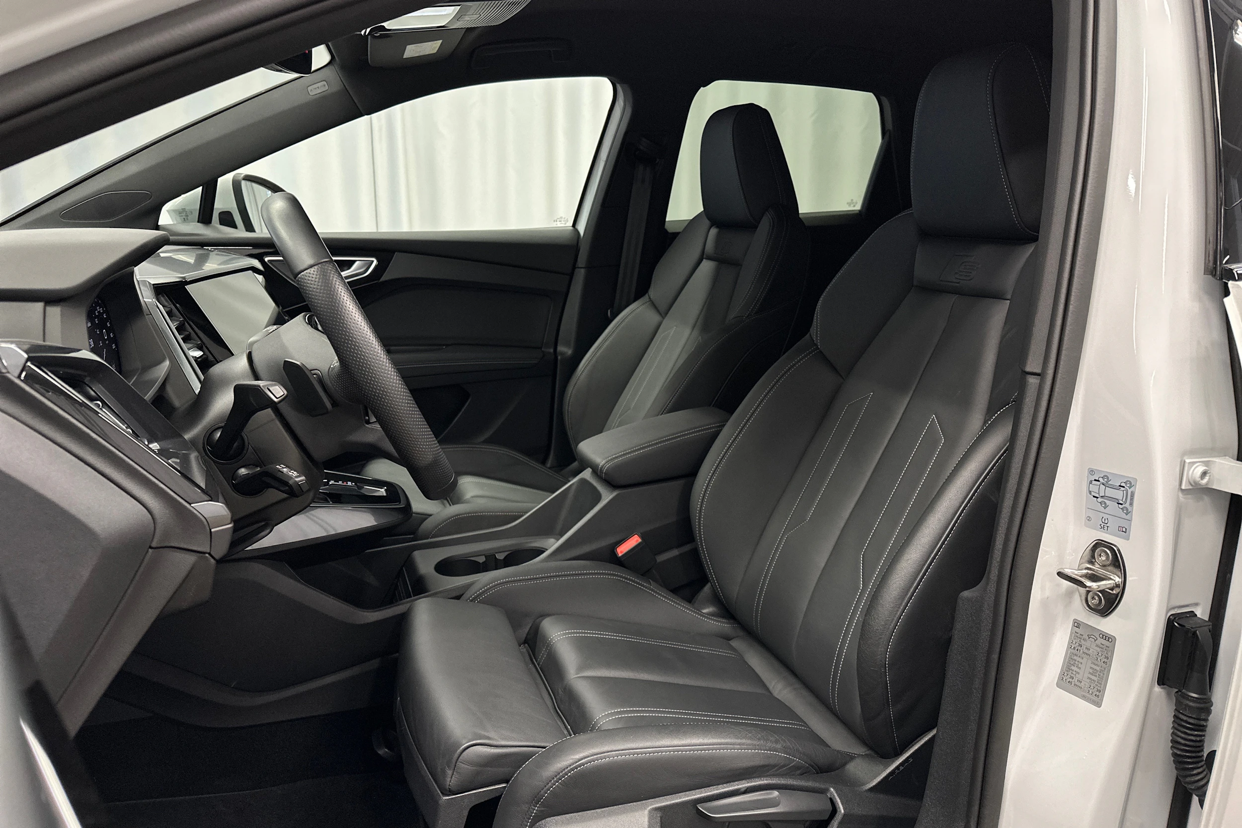 valkoinen Audi Q4 e-tron 2024 kuva 15.