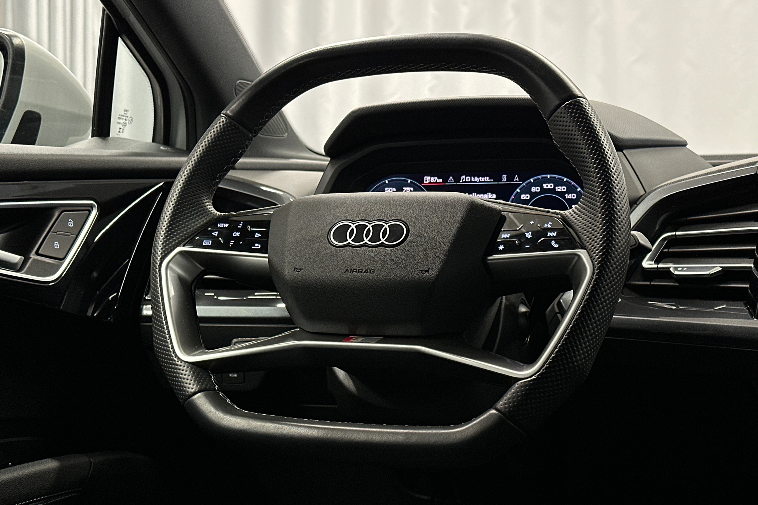 valkoinen Audi Q4 e-tron 2024 kuva 16.