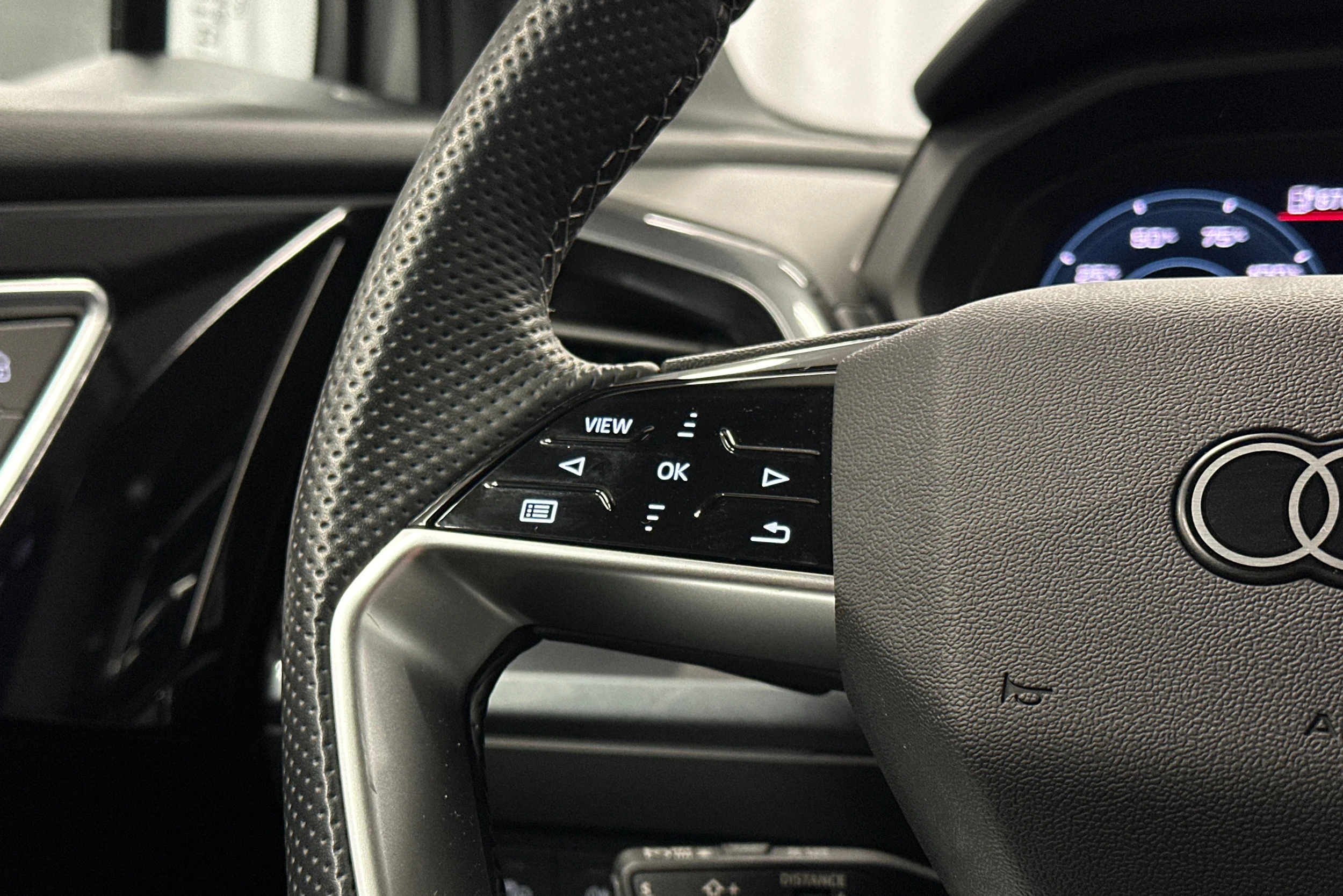 valkoinen Audi Q4 e-tron 2024 kuva 17.