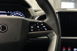 valkoinen Audi Q4 e-tron 2024 kuva 18.