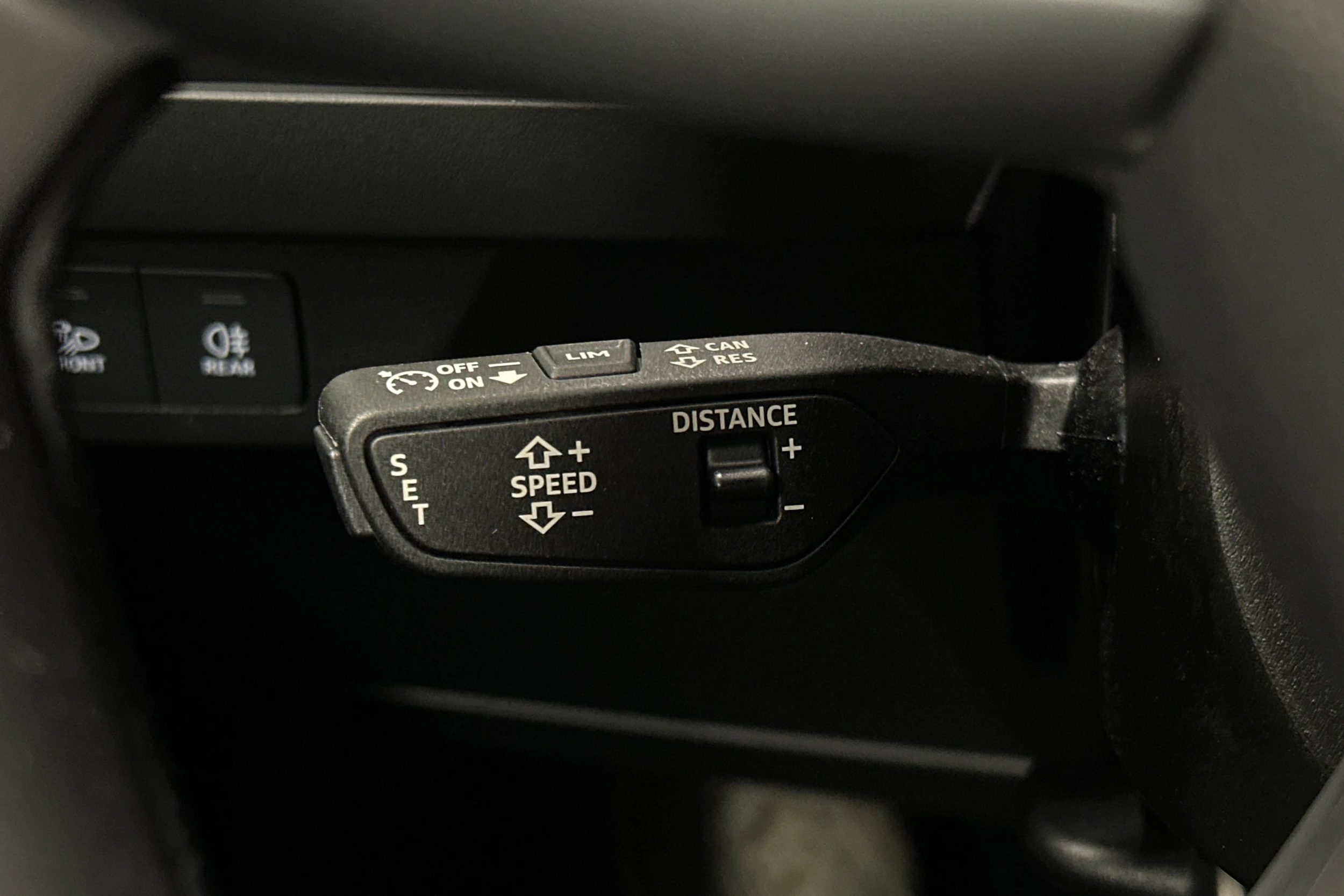 valkoinen Audi Q4 e-tron 2024 kuva 19.