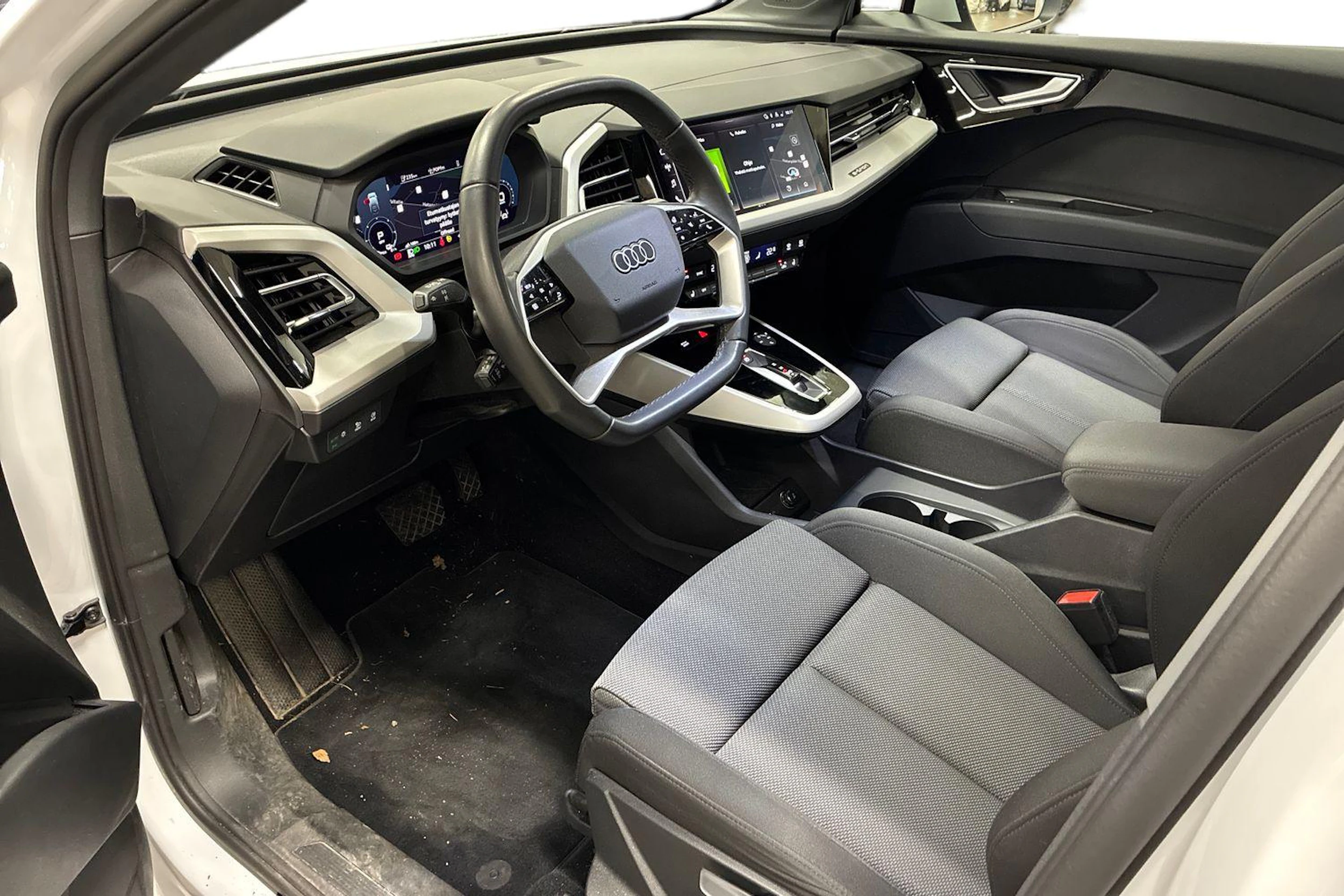 valkoinen Audi Q4 e-tron 2024 kuva 3.