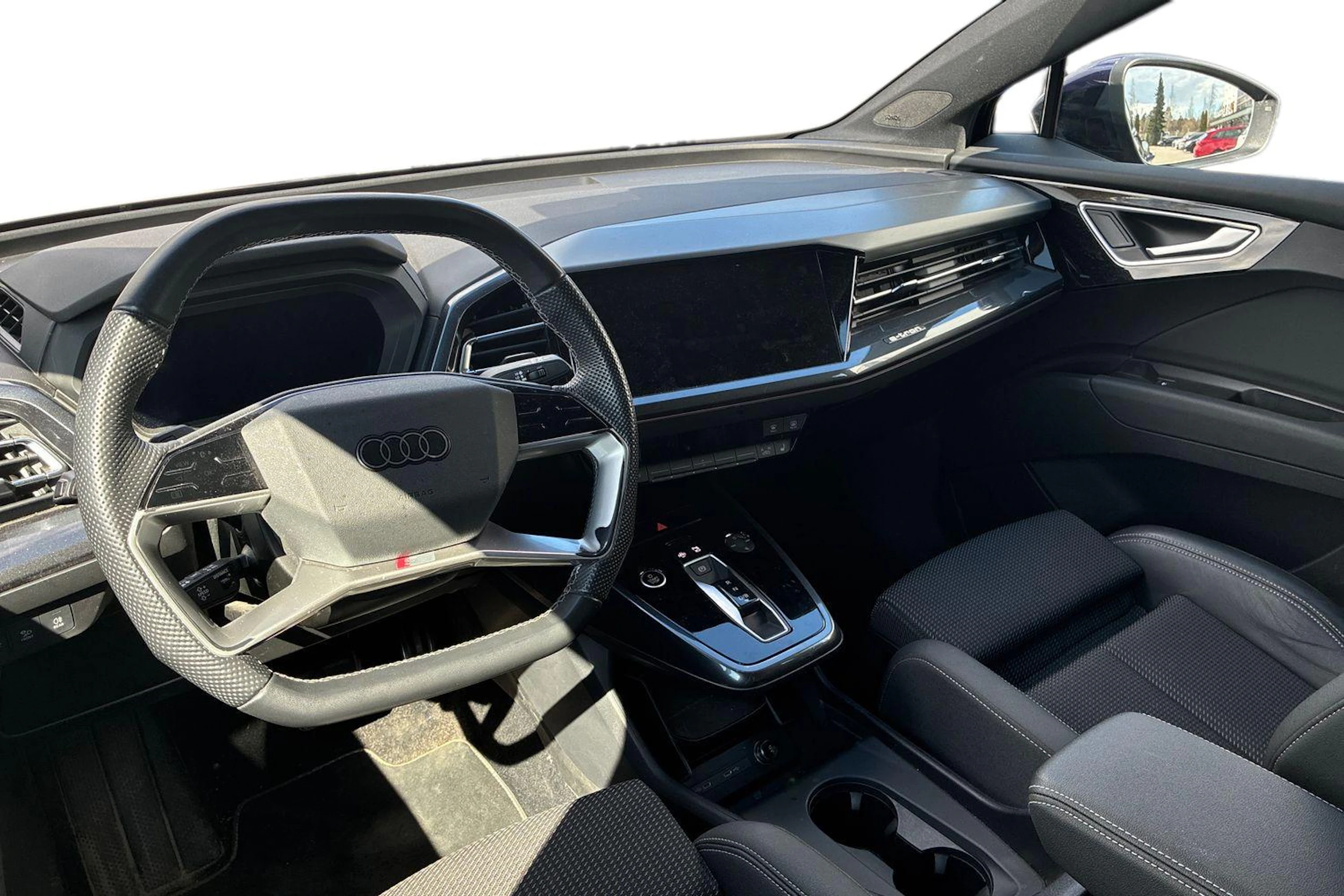 Sininen Audi Q4 e-tron 2024 kuva 3.