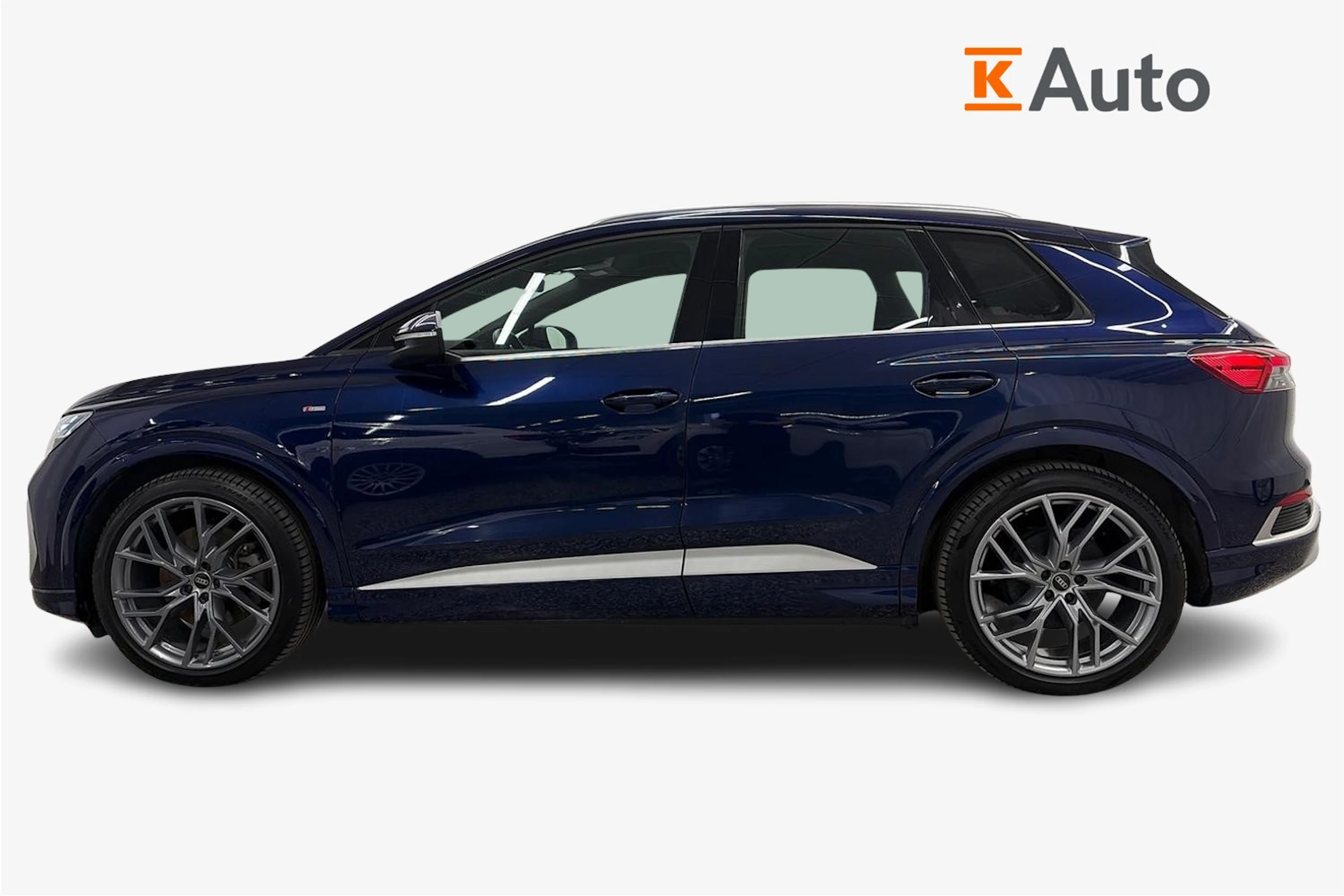 Sininen Audi Q4 e-tron 2024 kuva 7.