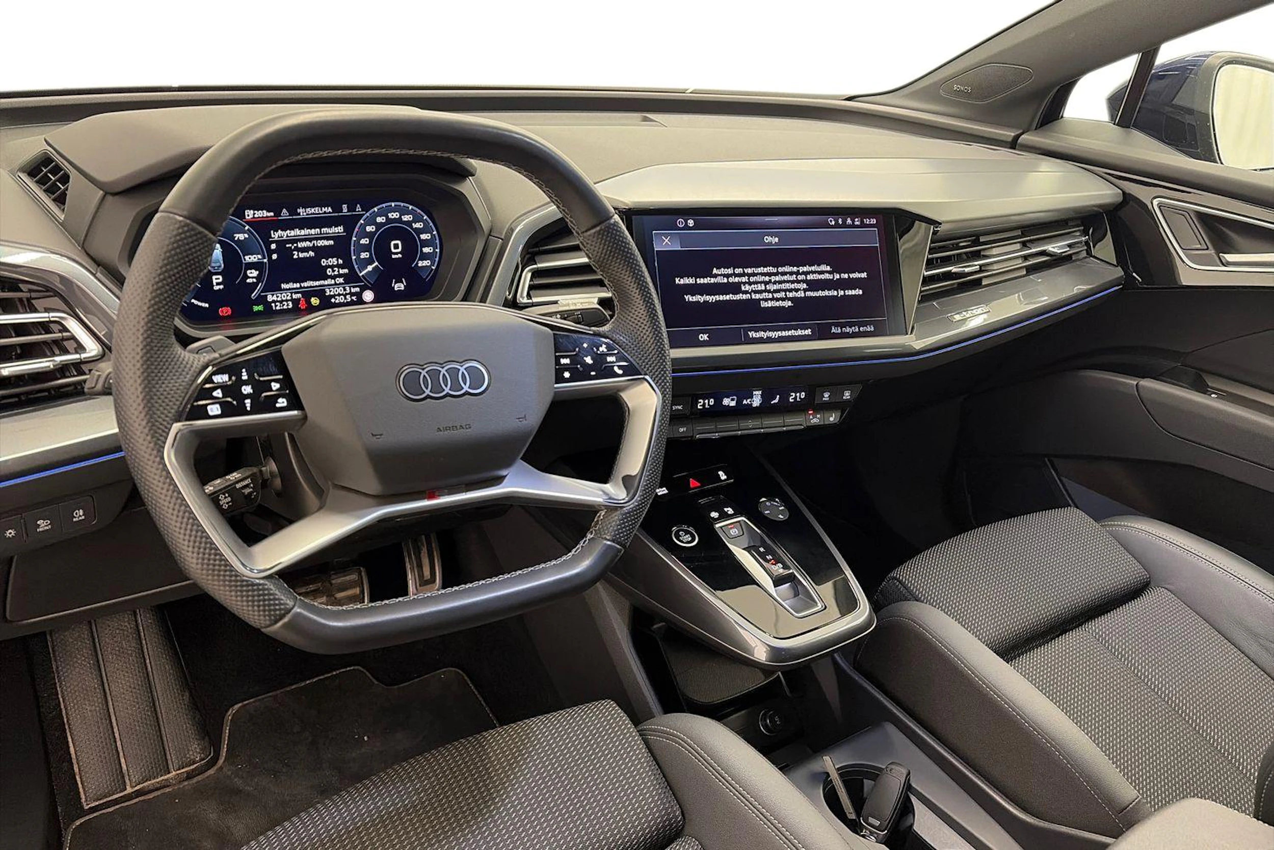 Sininen Audi Q4 e-tron 2024 kuva 8.
