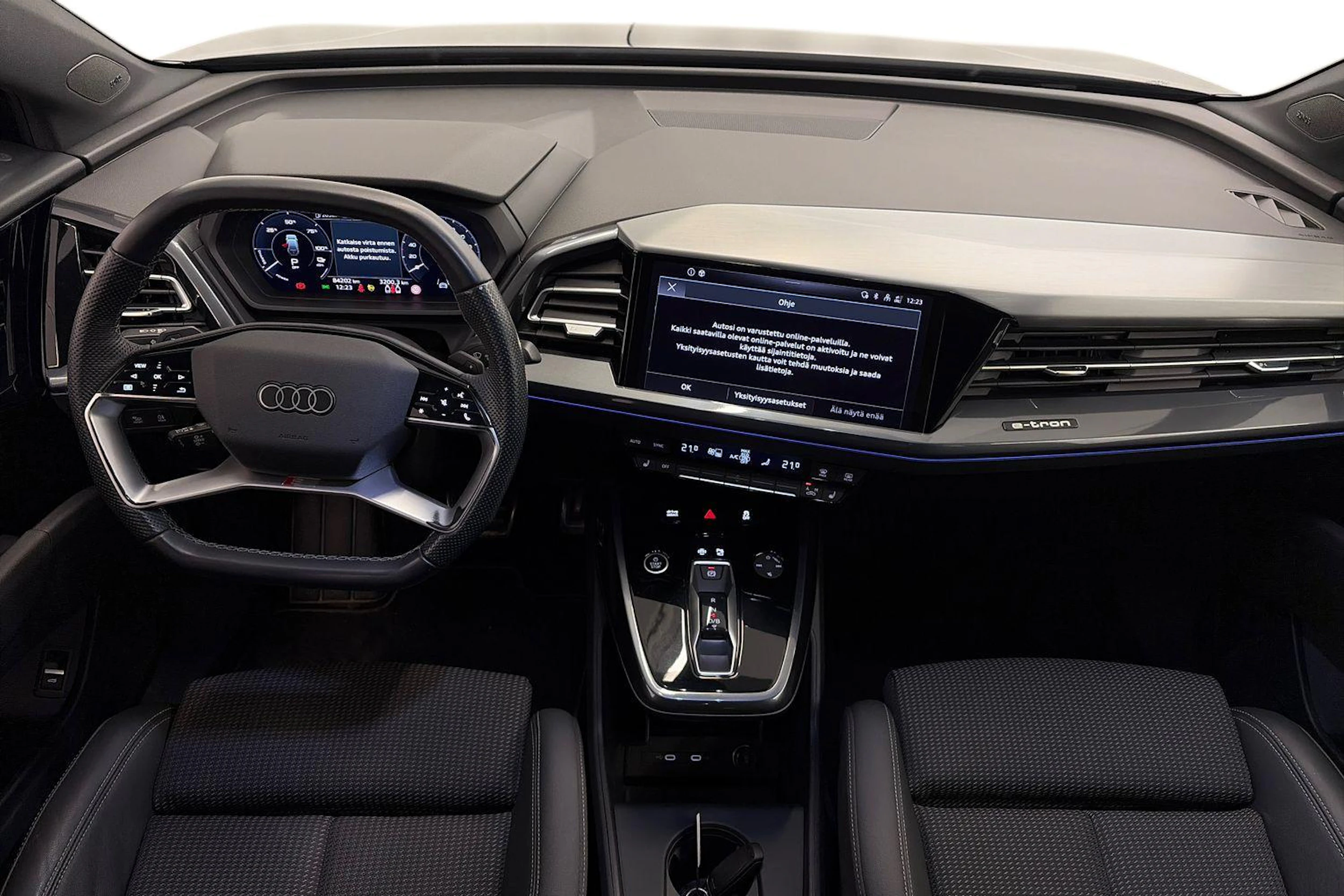 Sininen Audi Q4 e-tron 2024 kuva 9.