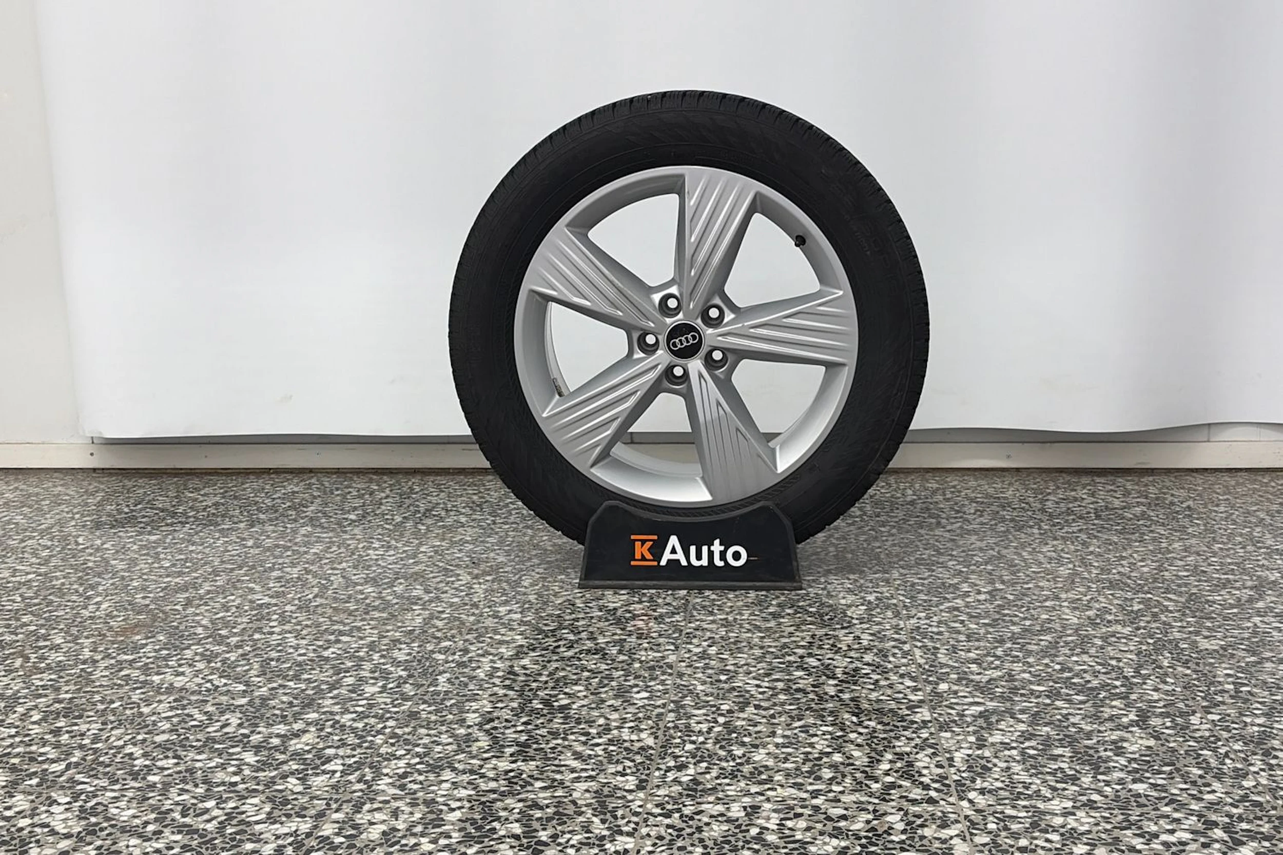 Sininen Audi Q4 e-tron 2024 kuva 13.