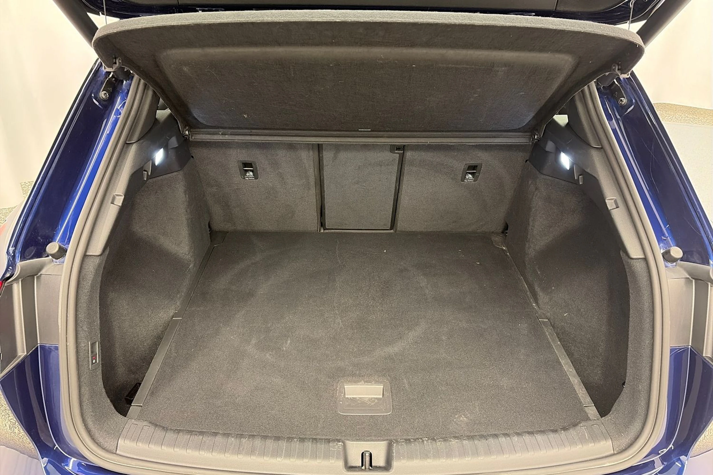 Sininen Audi Q4 e-tron 2024 kuva 15.